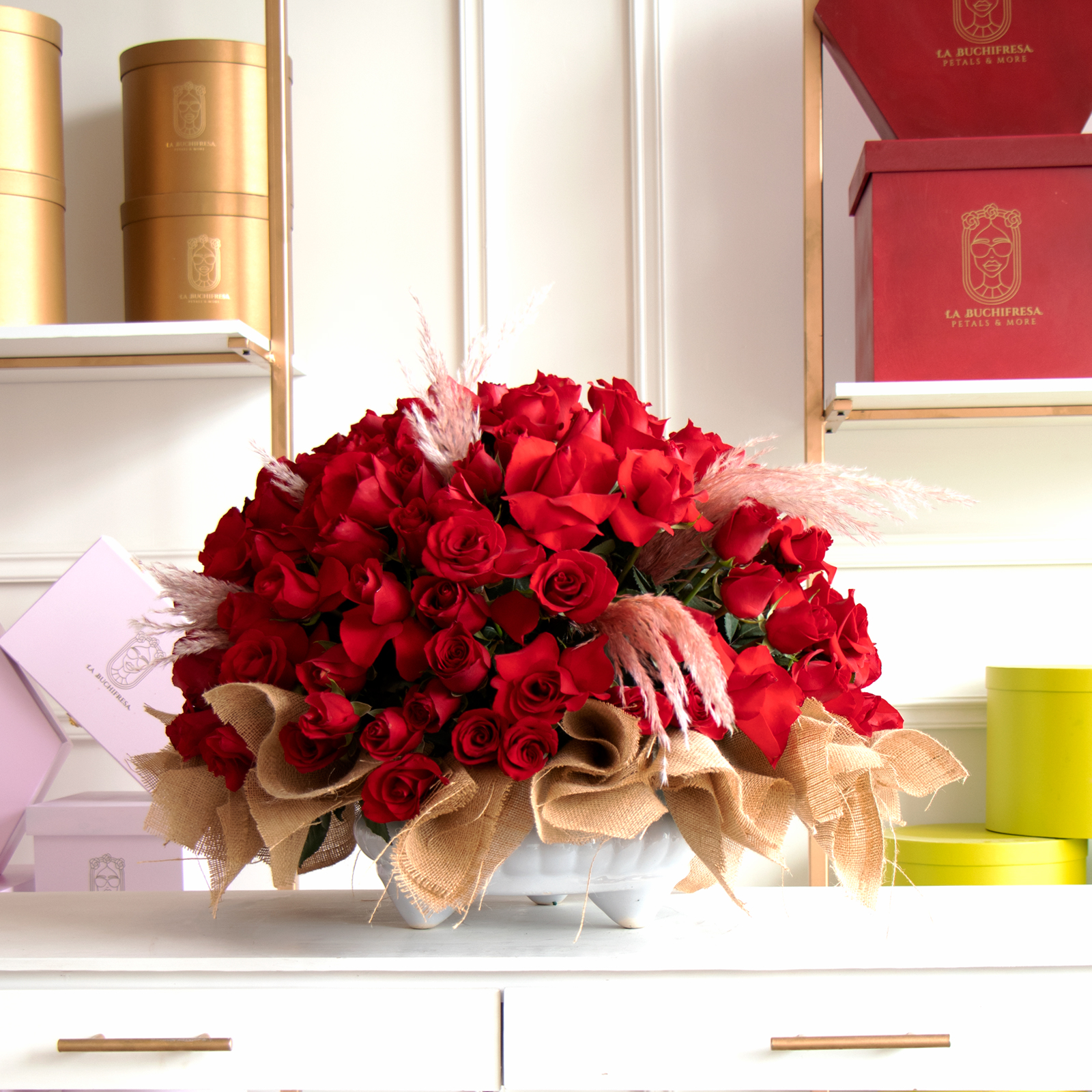 Arreglo en base de ceramics white tipo tazon decorativo con 120 rosas rojas premium decoradas y unos toques de pampas y yute