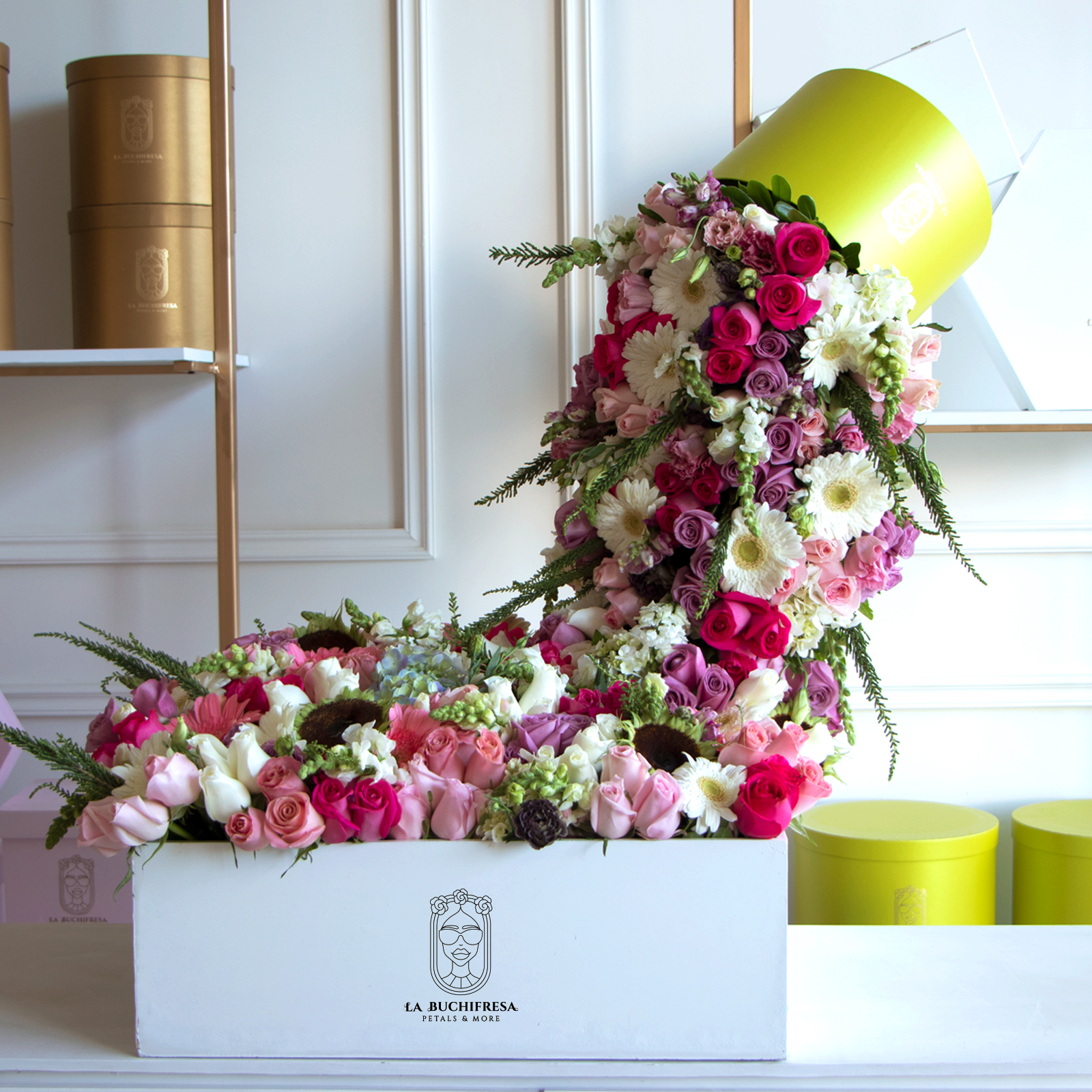 Arreglo de rosas premium y flores variadas en tonos pastel y forma de cascada en square box white y encima lleva round box