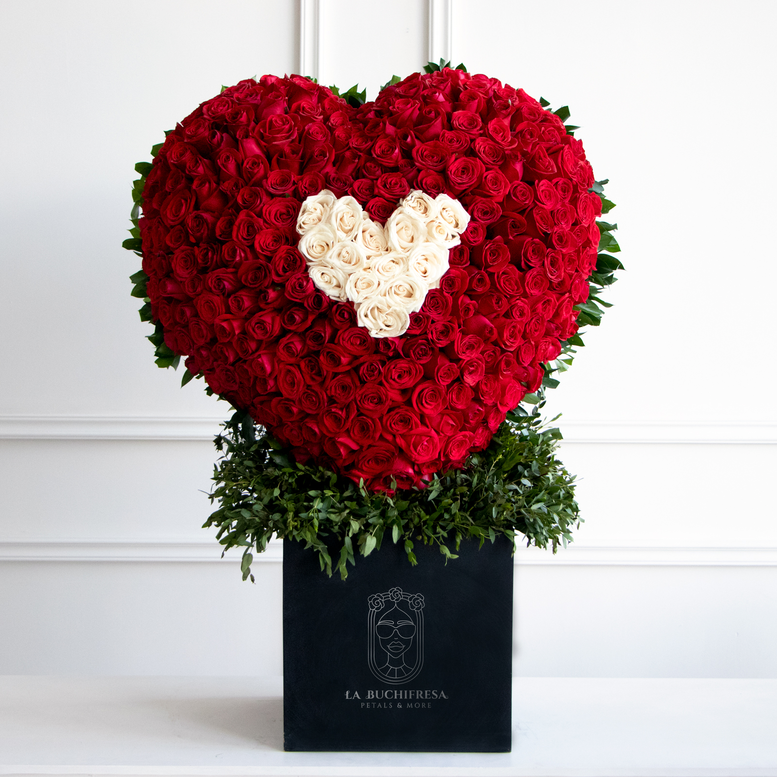 Escultura stand up de corazon abultado de 400 rosas rojas y blancas premium al centro y follaje; insertado en square box black