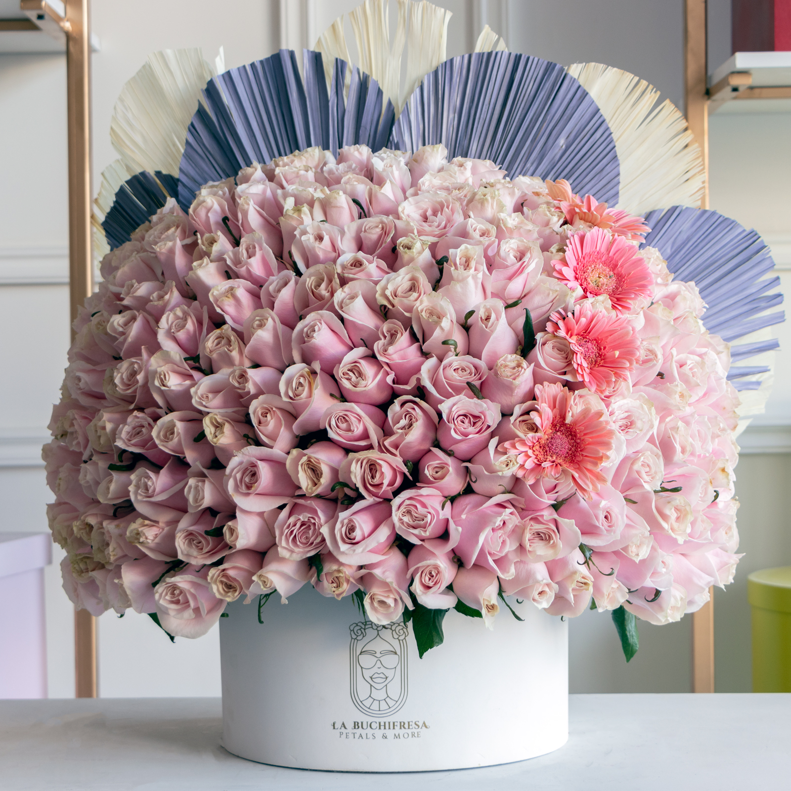 Arreglo en forma de media esfera en round box white con 200 rosas rositas premium