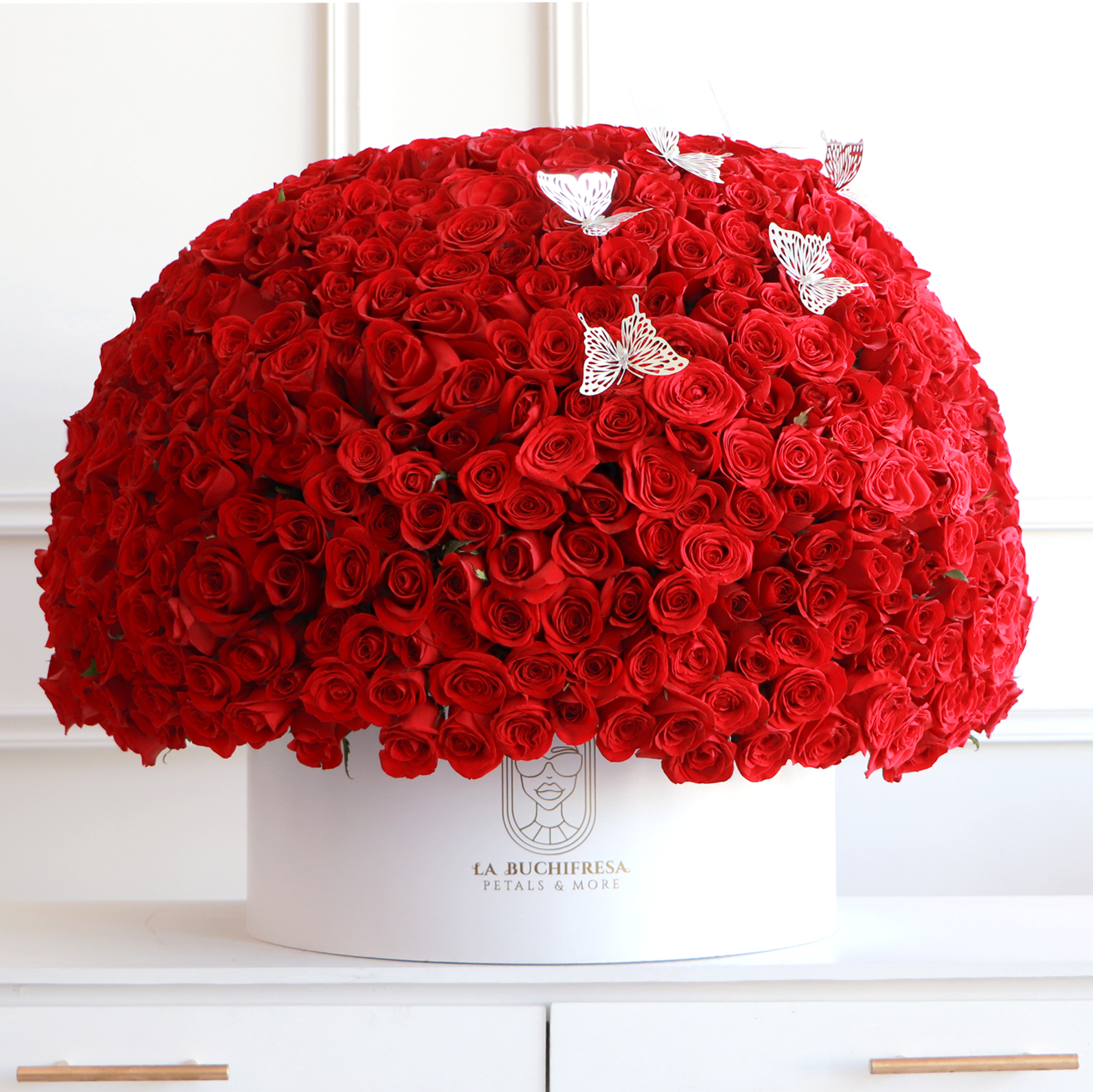 Arreglo en forma de media esfera en round box white con 600 rosas rojas premium y un toque de butterflies metal