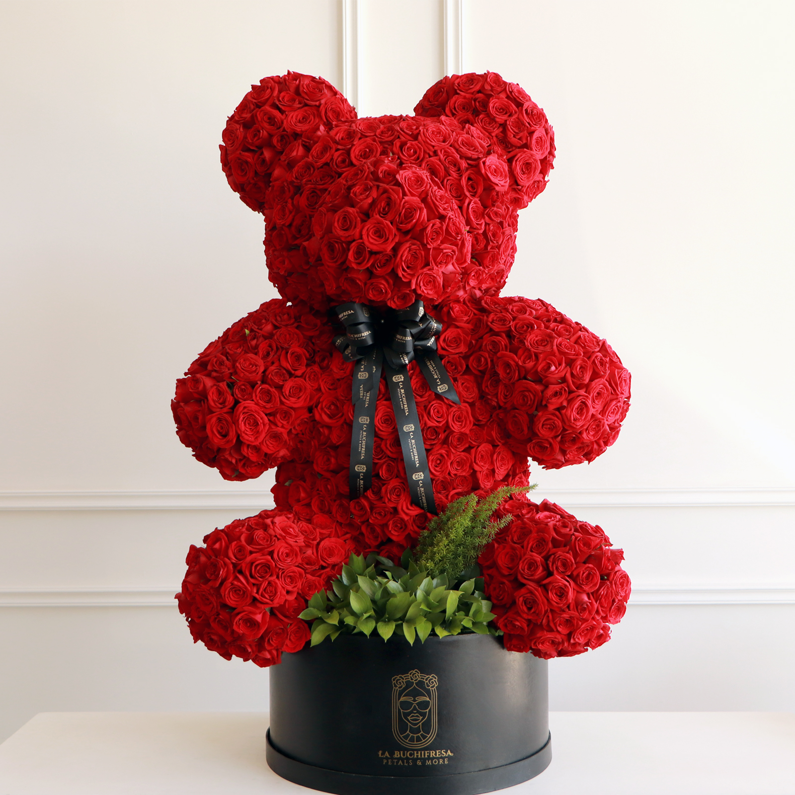 Escultura de oso con 1200 rosas rojas premium en round box black