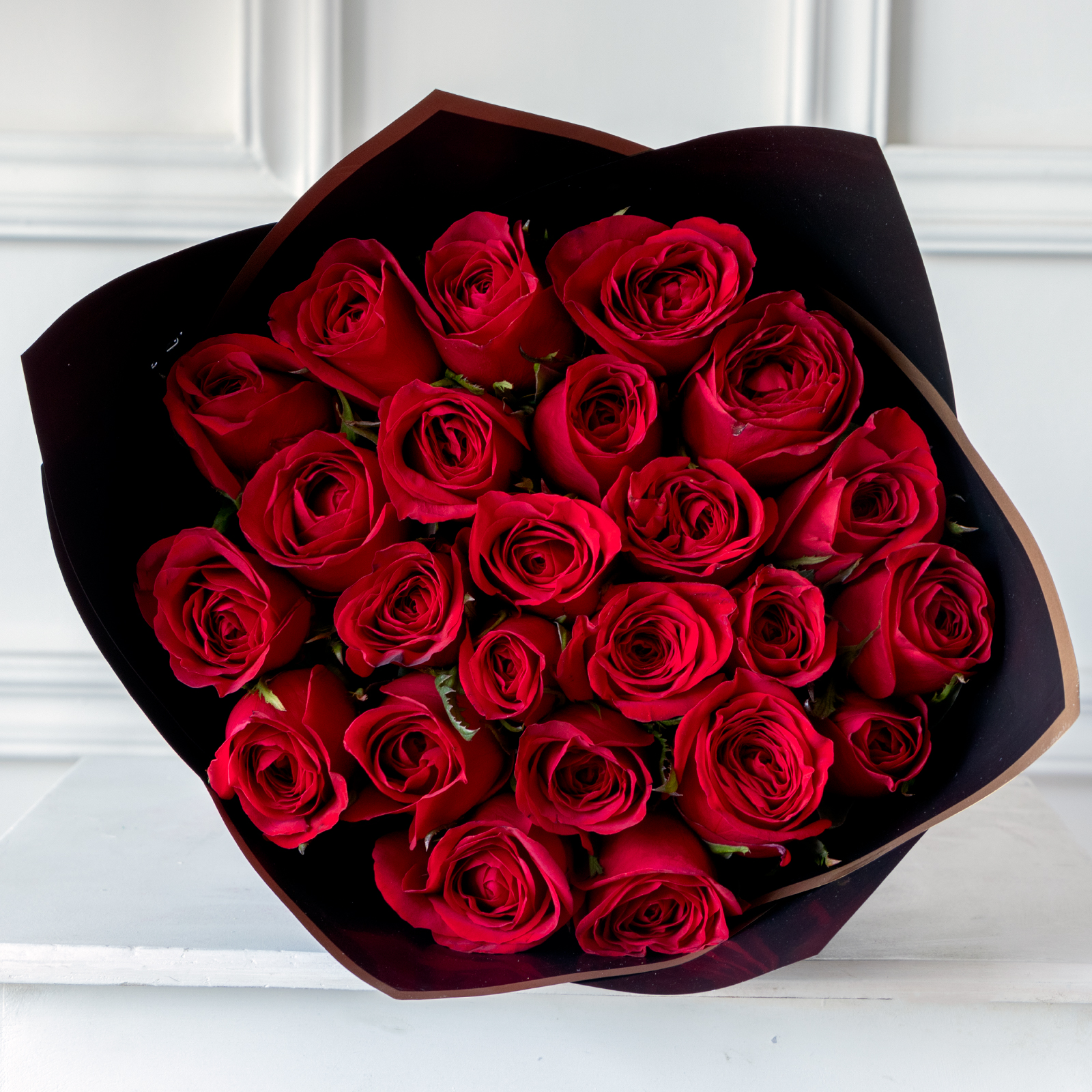 Ramo de 25 rosas rojas premium envuelto en papel coreano y liston