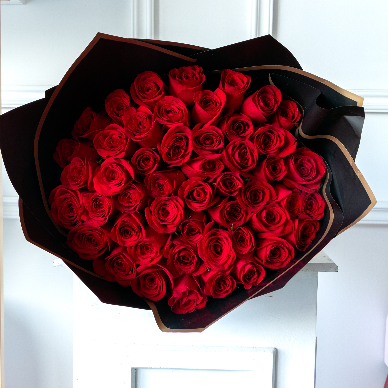 Ramo de 50 rosas rojas premium envuelto en papel coreano y liston