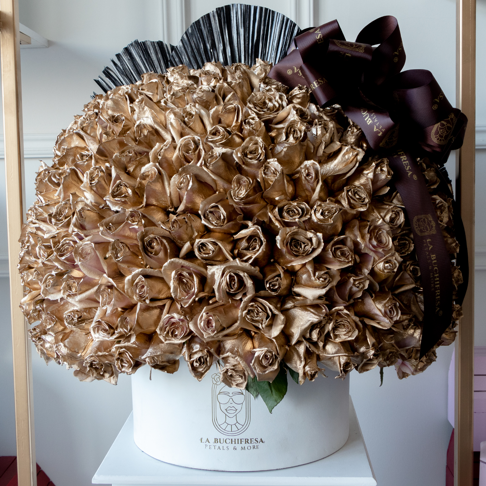 Arreglo en forma de media esfera en round box white con 200 rosas doradas