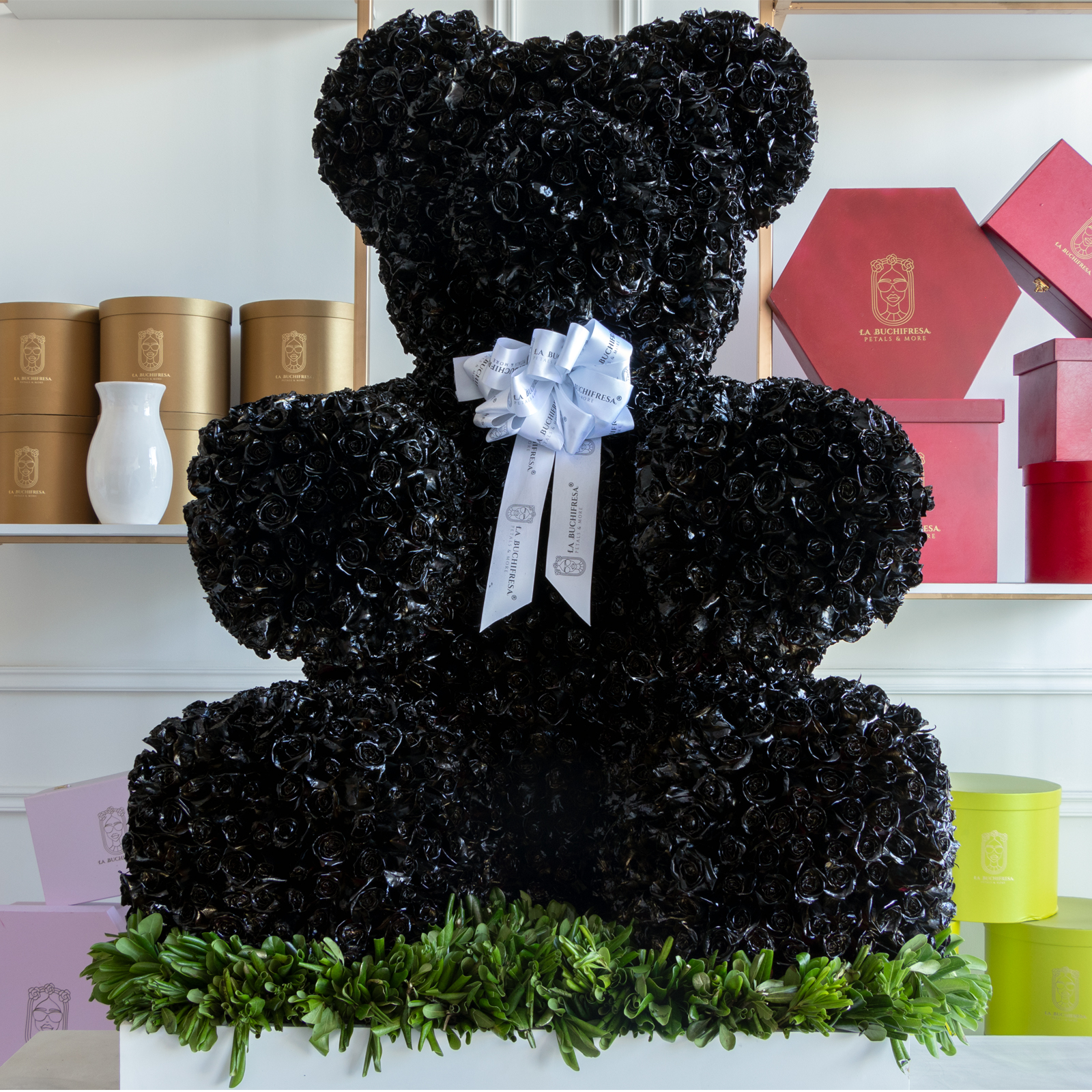 Escultura de oso con 2500 rosas negras premium en square box white con un moño de liston y clavo japones