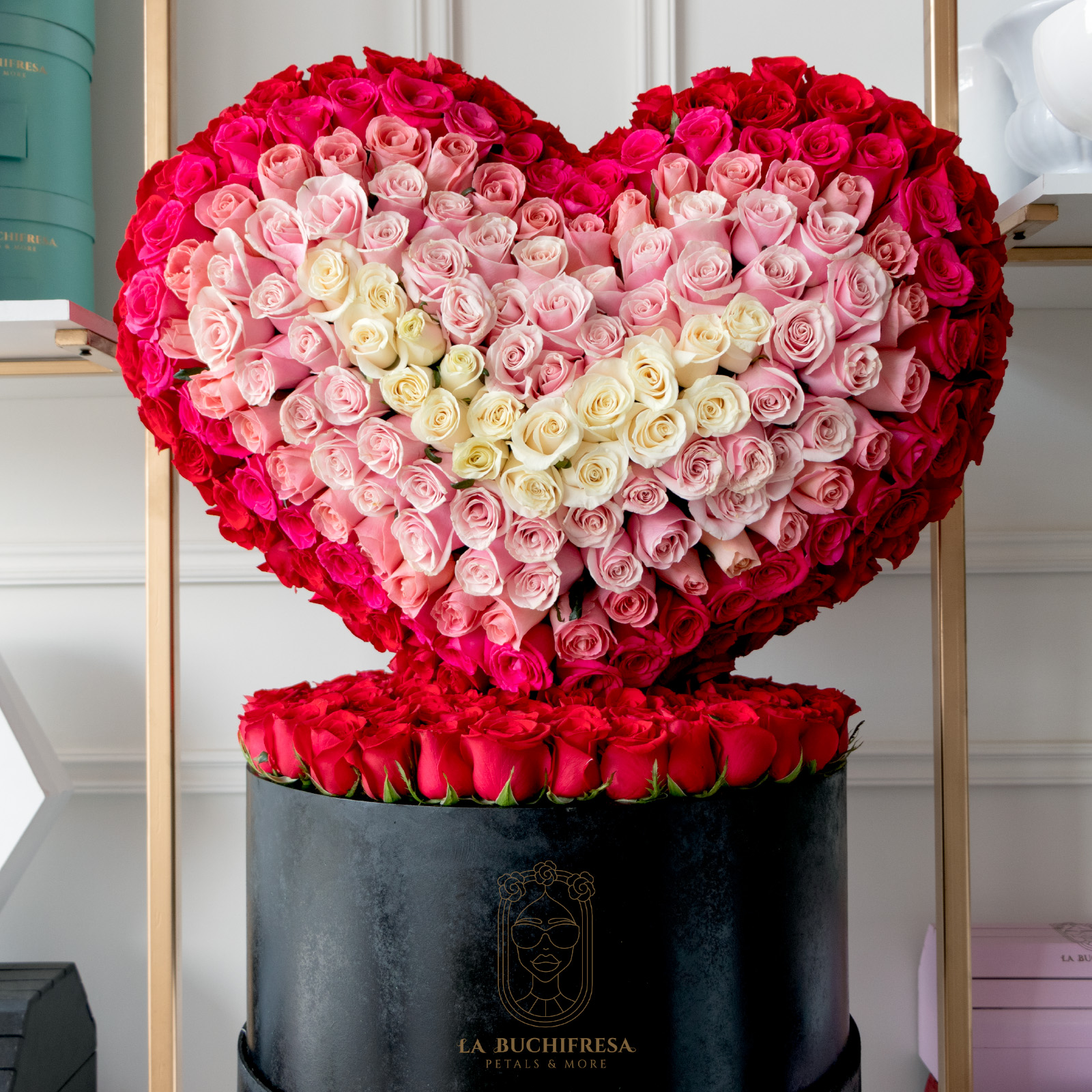 Escultura en forma de corazon abultado 3D de doble vista y por atras de 600 rosas rojas