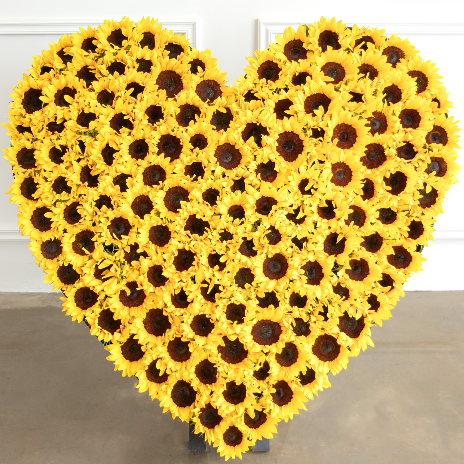 Escultura de corazon en black box heart stand up de 1.20 mts de 200 girasoles