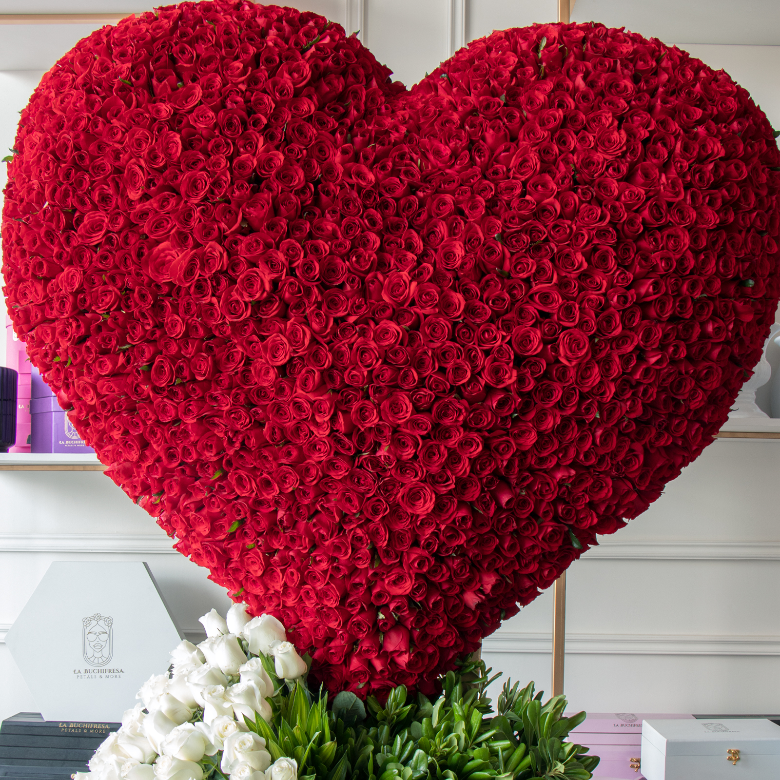 escultura de 1200 rosas rojas premium y 100 rosas blancas en forma de corazon 3D