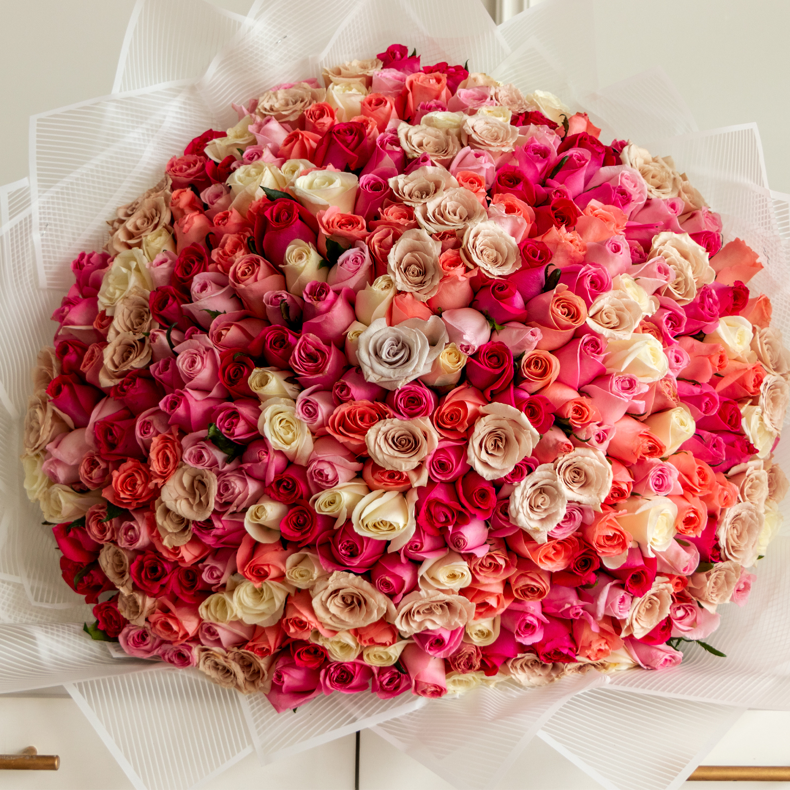 Ramo de 300 rosas tonos pastel premium envuelto en papel coreano y listón
