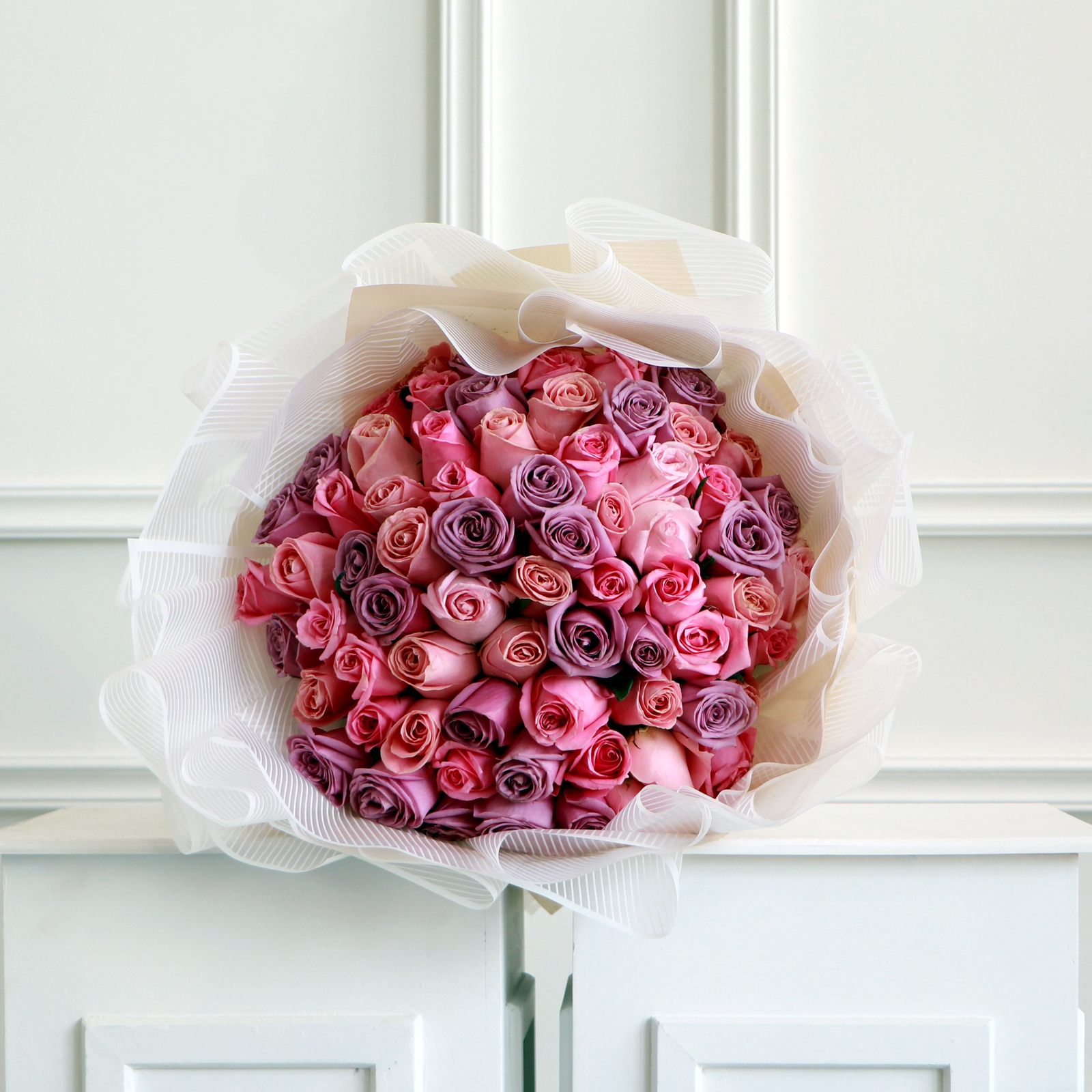 ramo de 75 rosa rosadas premium envuelto en papel coreano y liston