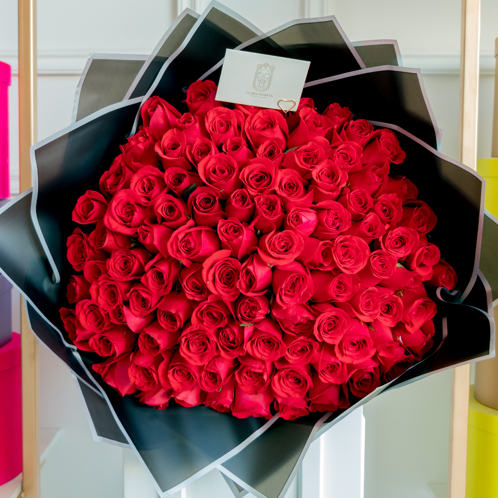 Ramo de 100 rosas rojas premum envuelto en papel coreano y liston