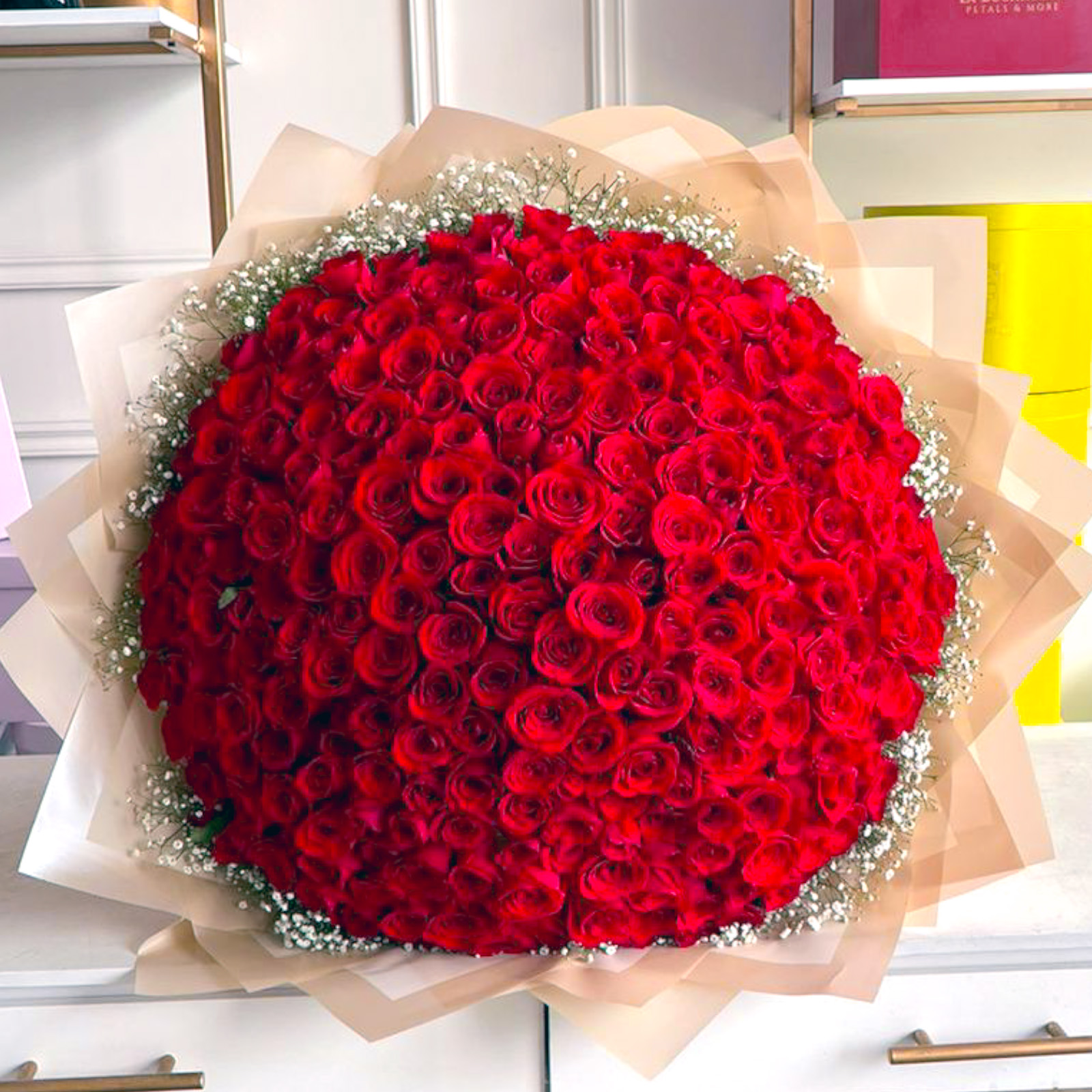 Ramo de 250 rosas rojas y rositas premium con gypso en el contorno