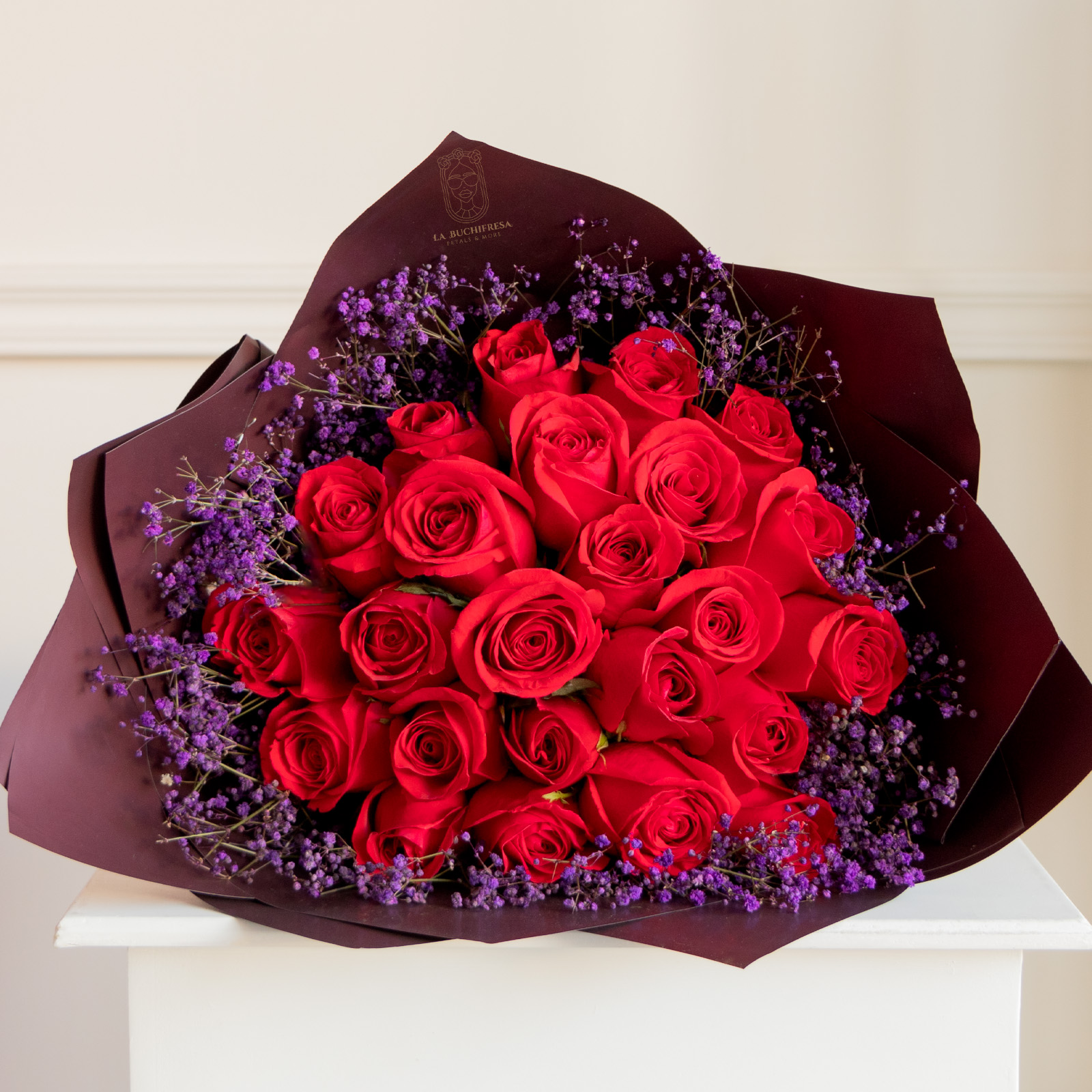 Ramo de 25 rosas rojas premium con gypso alrededor envuelto en papel coreano y liston