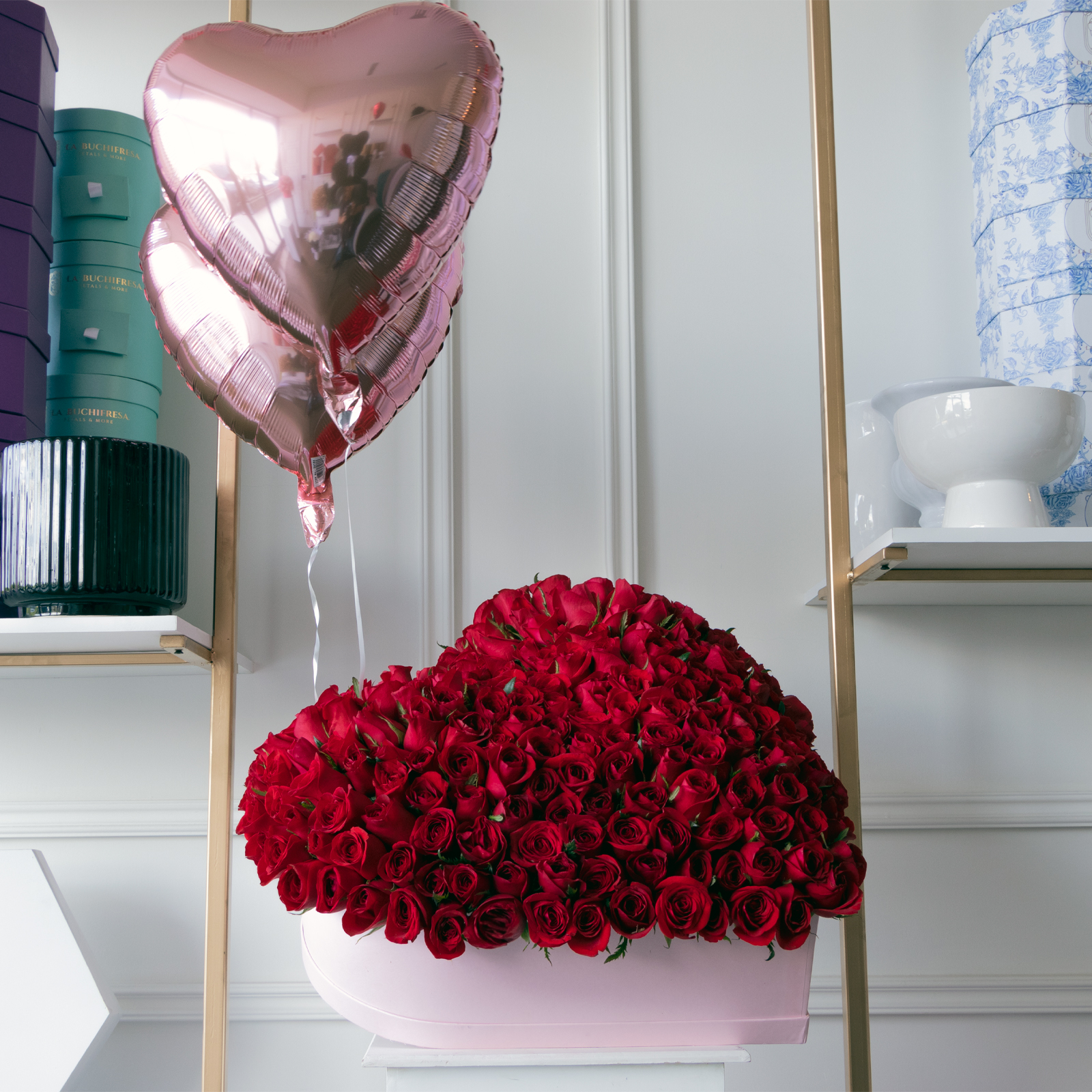 Arreglo en forma de corazon abultado de 250 rosas rojas premium sobre heart box pink y liston