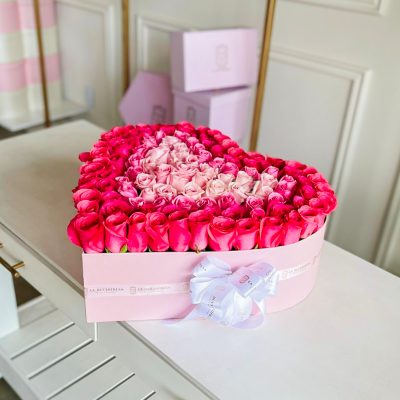 rosa fuerte y rosa claro en heart box pink con tapa y liston