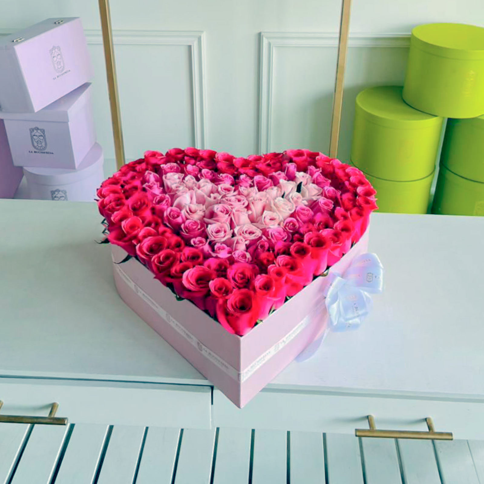 Arreglo en forma de corazon con 150 rosas premium al raz en rosa cereza