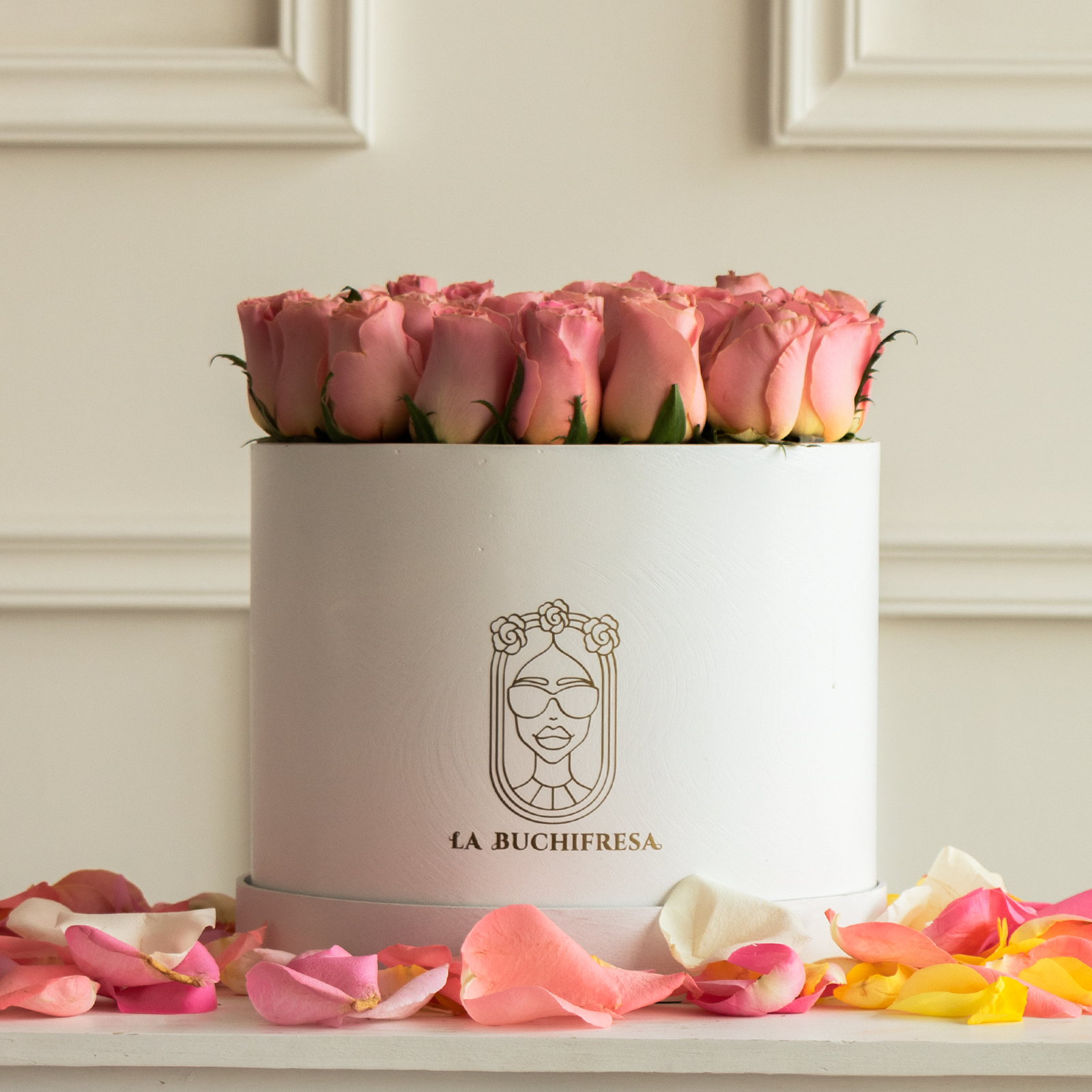 arreglo de 45 rosas rosadas al ras en mini white box