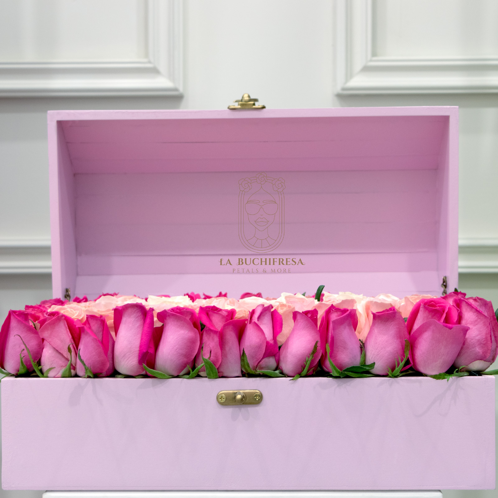 Arreglo de 75 rosas tonos rosados premium al ras en small pink trunk