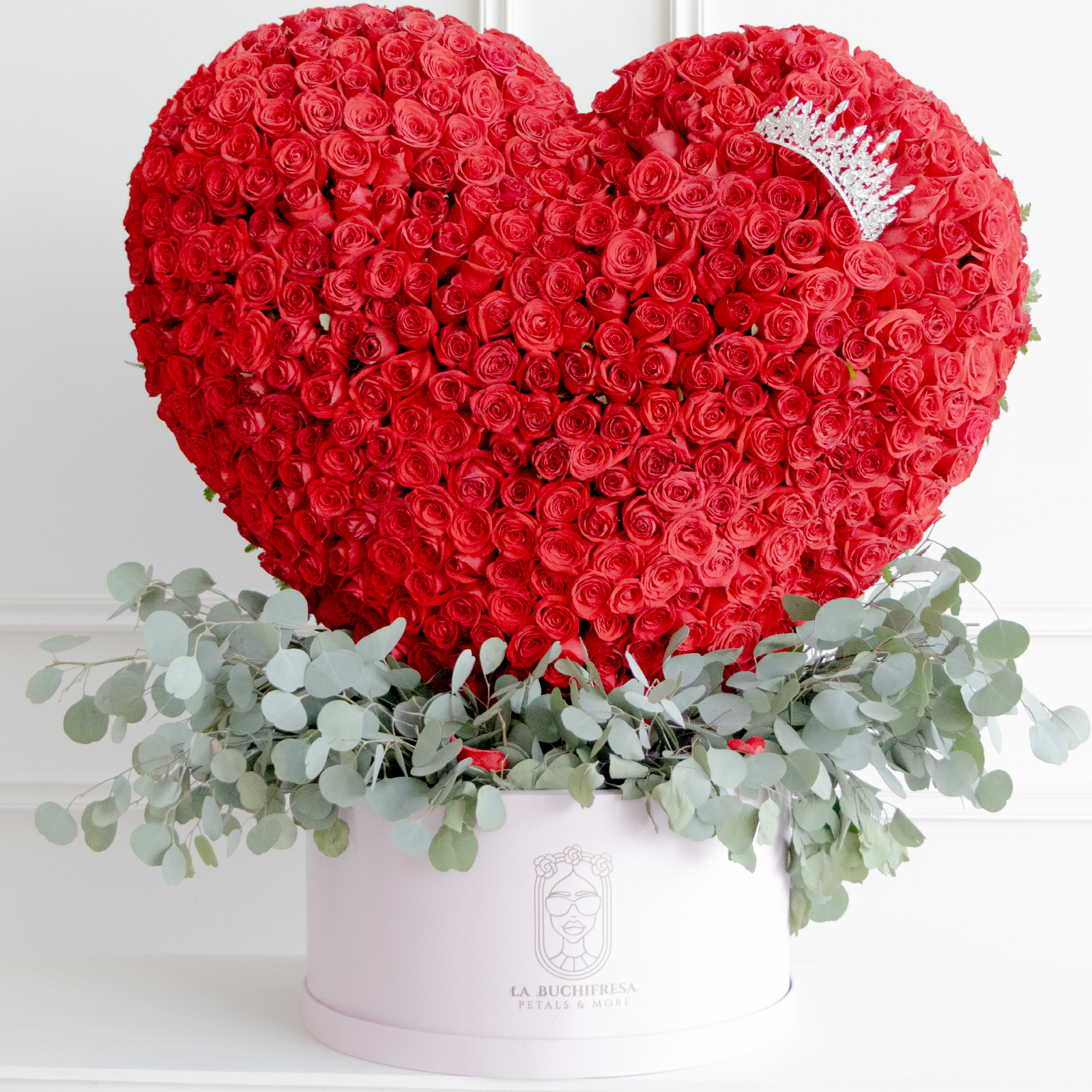 Escultura en forma de corazon muy abultado con 650 rosas rojas premium