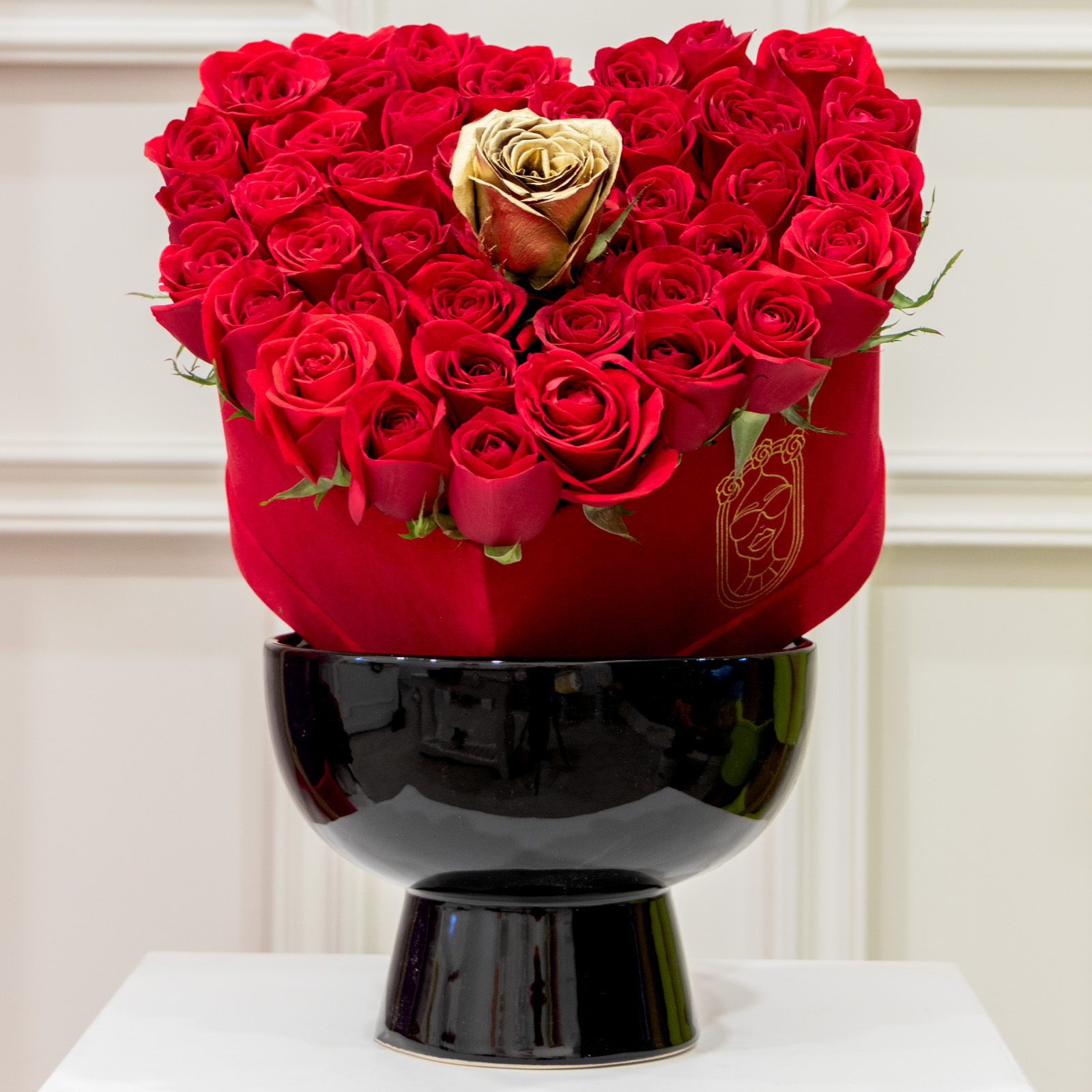 Arreglo de 49 rosas rojas premium y una golden rose encima sobre small heart box red velvet