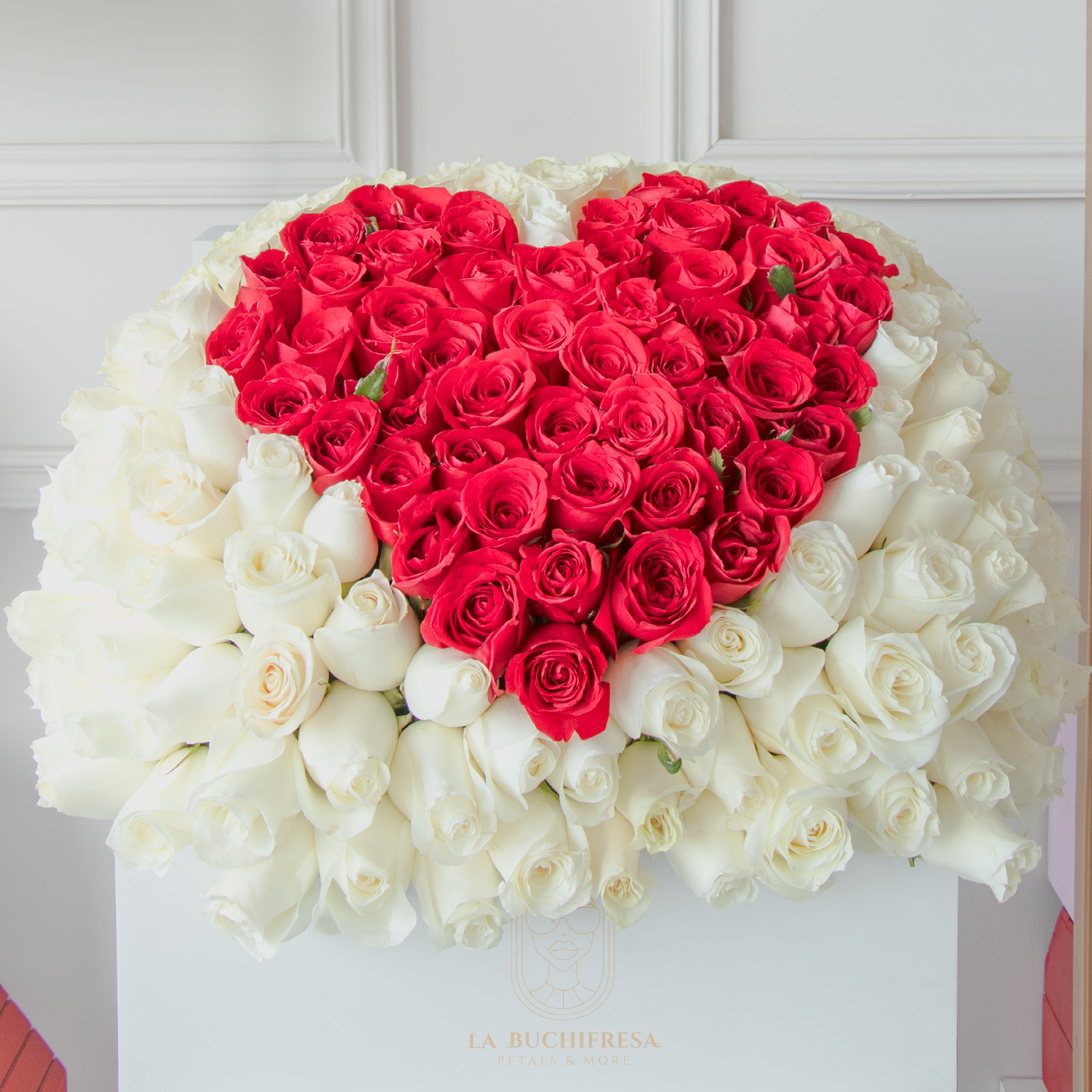 arreglo con 250 rosas blancas premium con un corazon rojo al centro dentro de small white chest