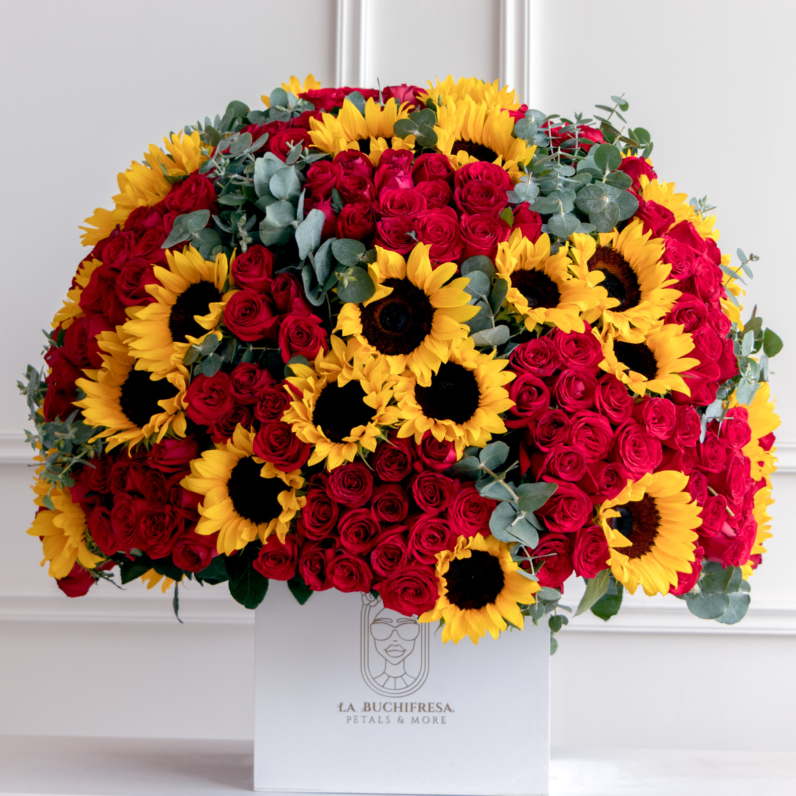 Arreglo en square box white con 400 rosas rojas premium y 50 girasoles y  toques de dolar