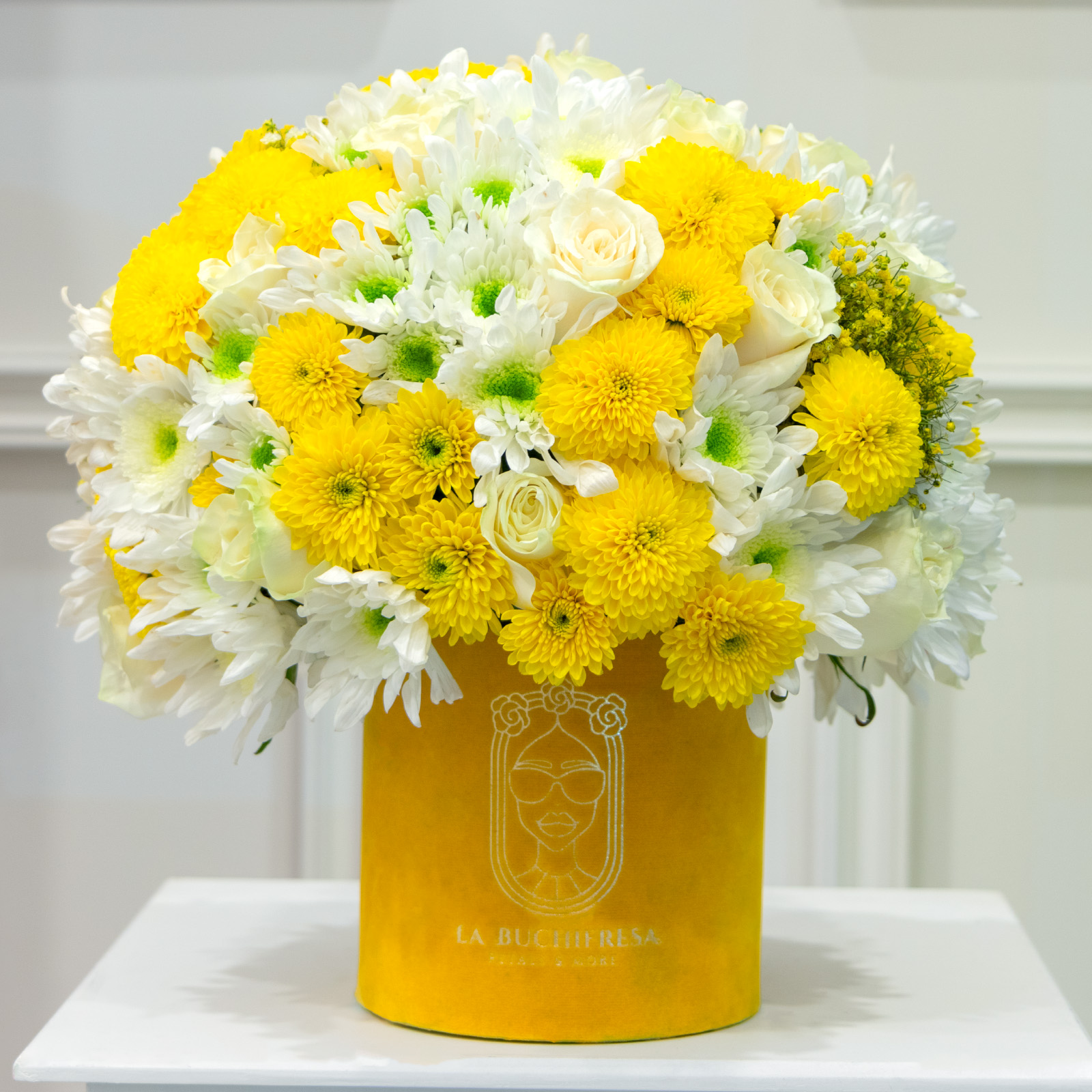 Arreglo en forma de esfera con 24 rosas blancas premium