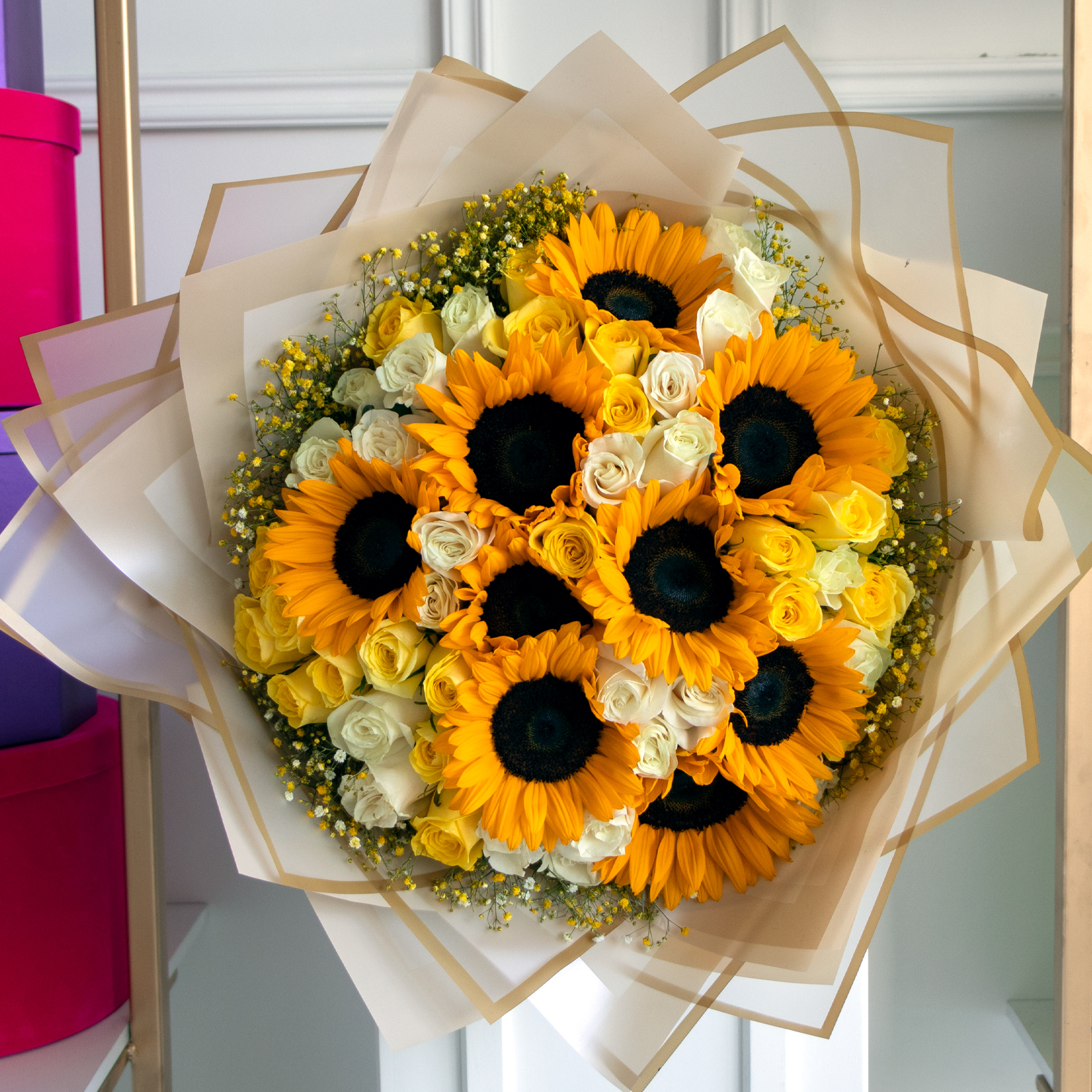 Ramo de 50 rosas amarillas con 9 girasoles y gypso en el contorno