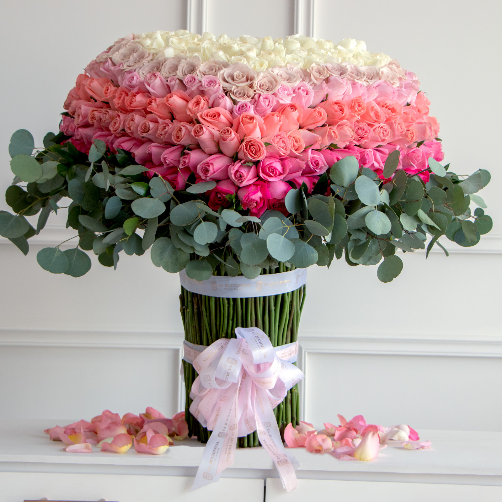 Arreglo en forma de corazon stand-up de 350 rosas rositas premium