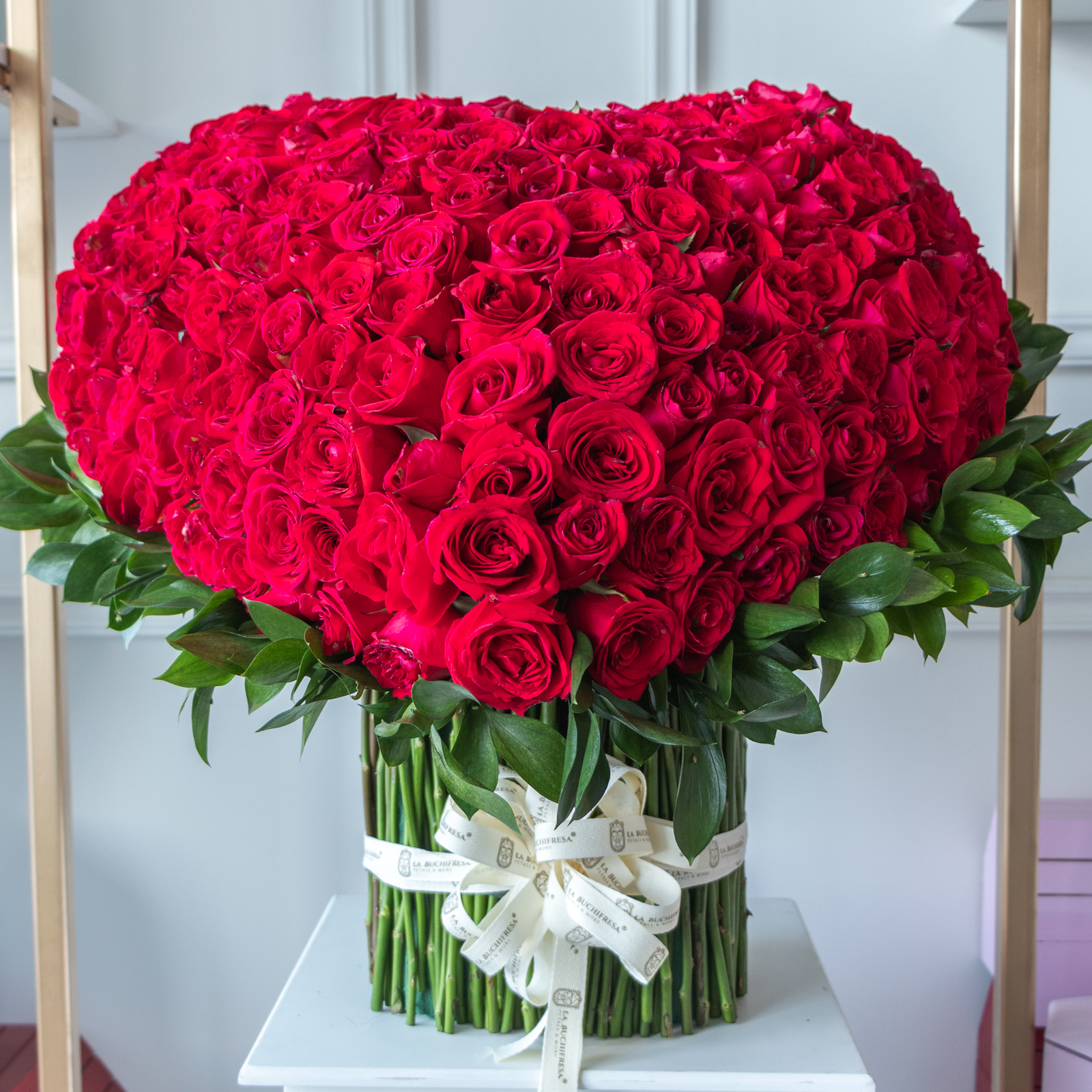 Arreglo en forma de corazon stand-up de 350 rosas rojas premium