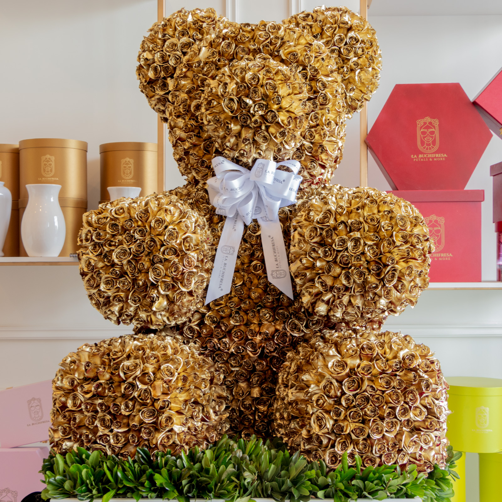 Escultura de oso con 2500 rosas gold premium en square box white con un moño de liston y clavo japones