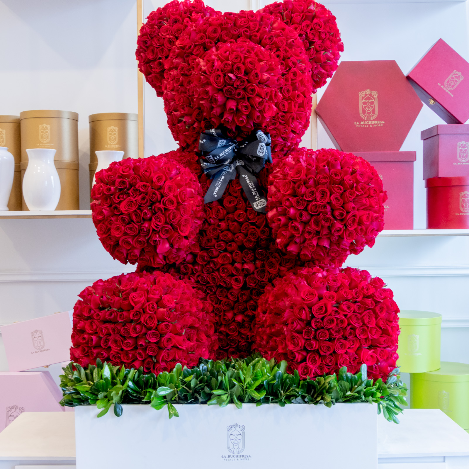 Escultura de oso con 2500 rosas rojas premium en square box white con un moño de liston y clavo japones