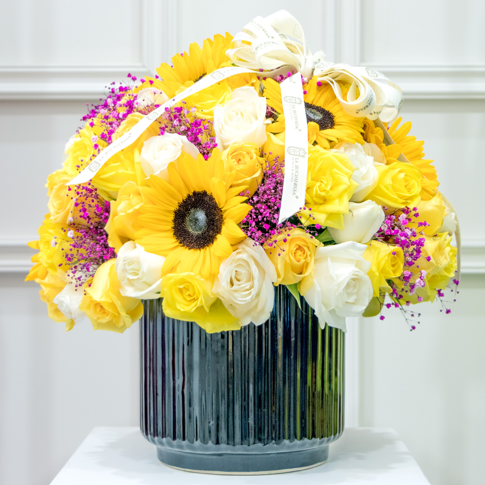 Arreglo en forma de esfera con 75 rosas amarillas y blancas premium