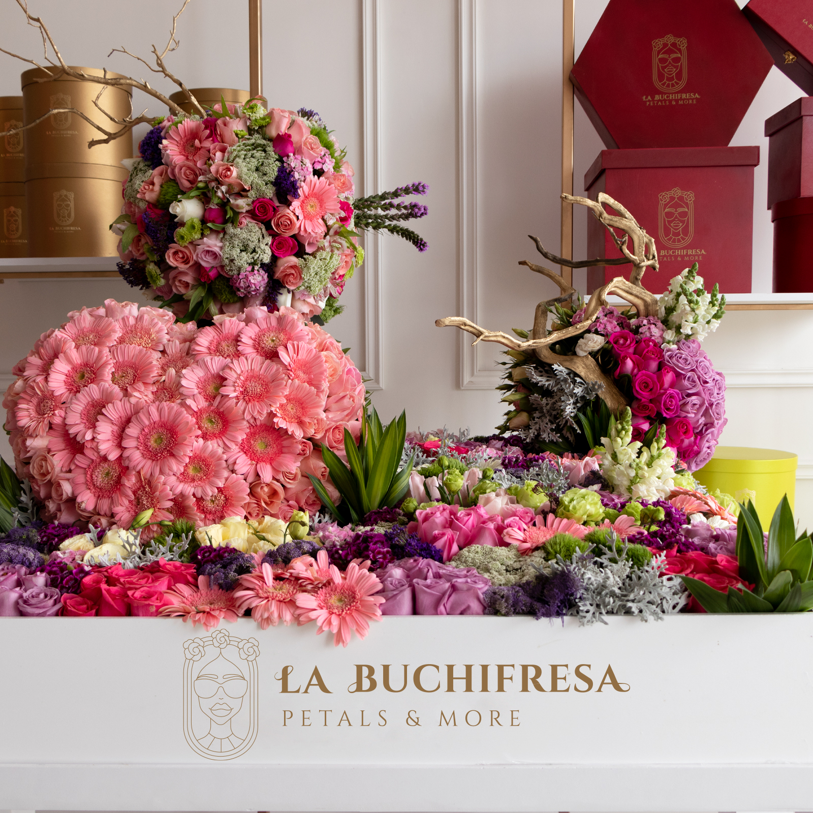 Arreglo en forma de jardin floral con 180 rosas rositas premium