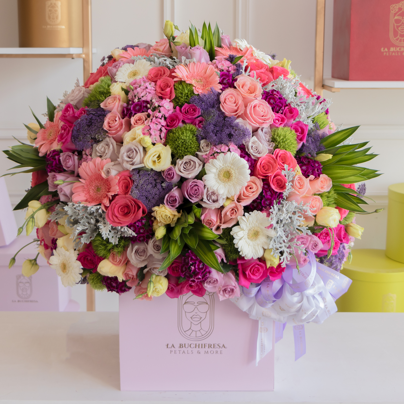 Arreglo en forma de esfera con 200 rosas rositas premium