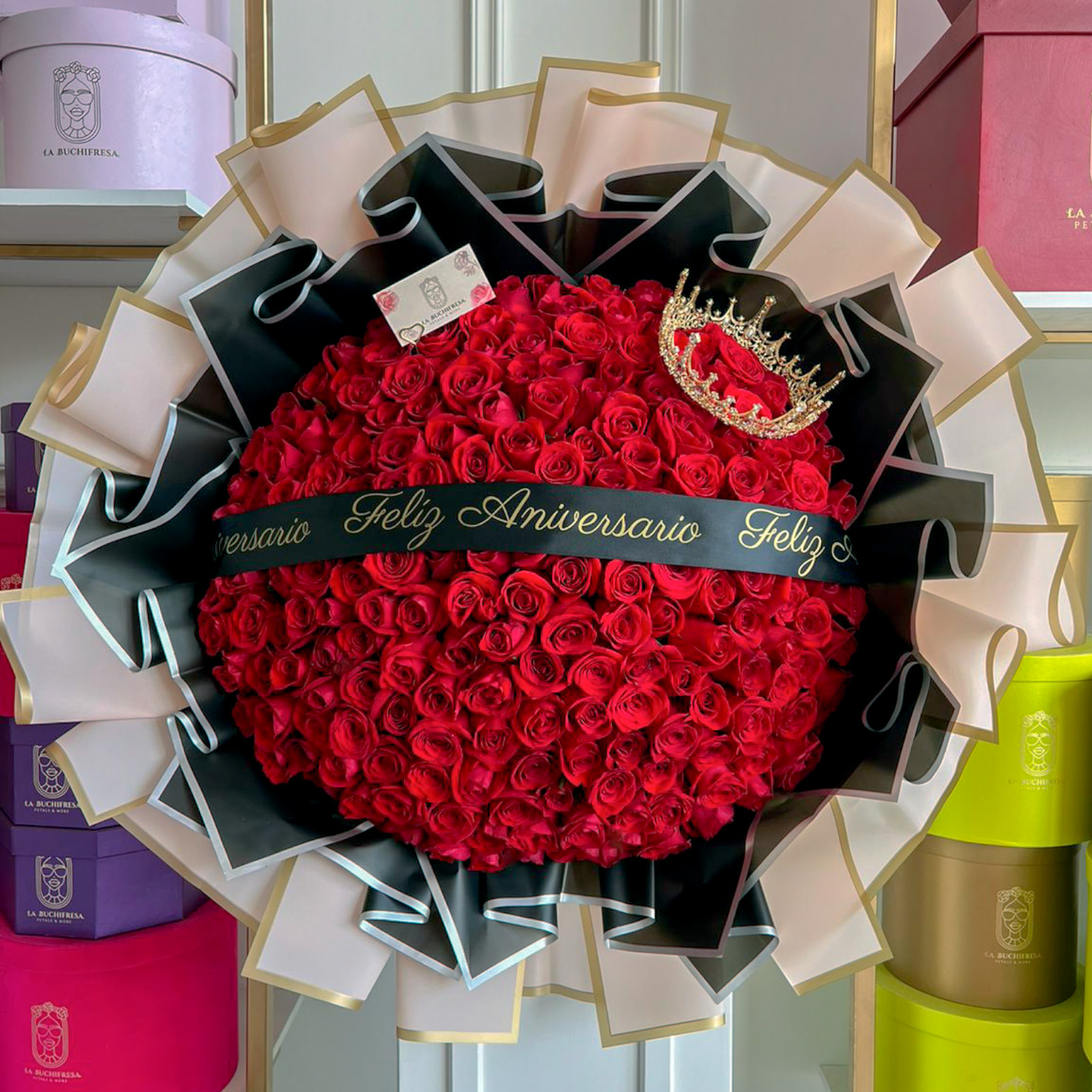 Ramo de 200 rosas rojas premium con liston "FELIZ ANIVERSARIO" y una corona grande