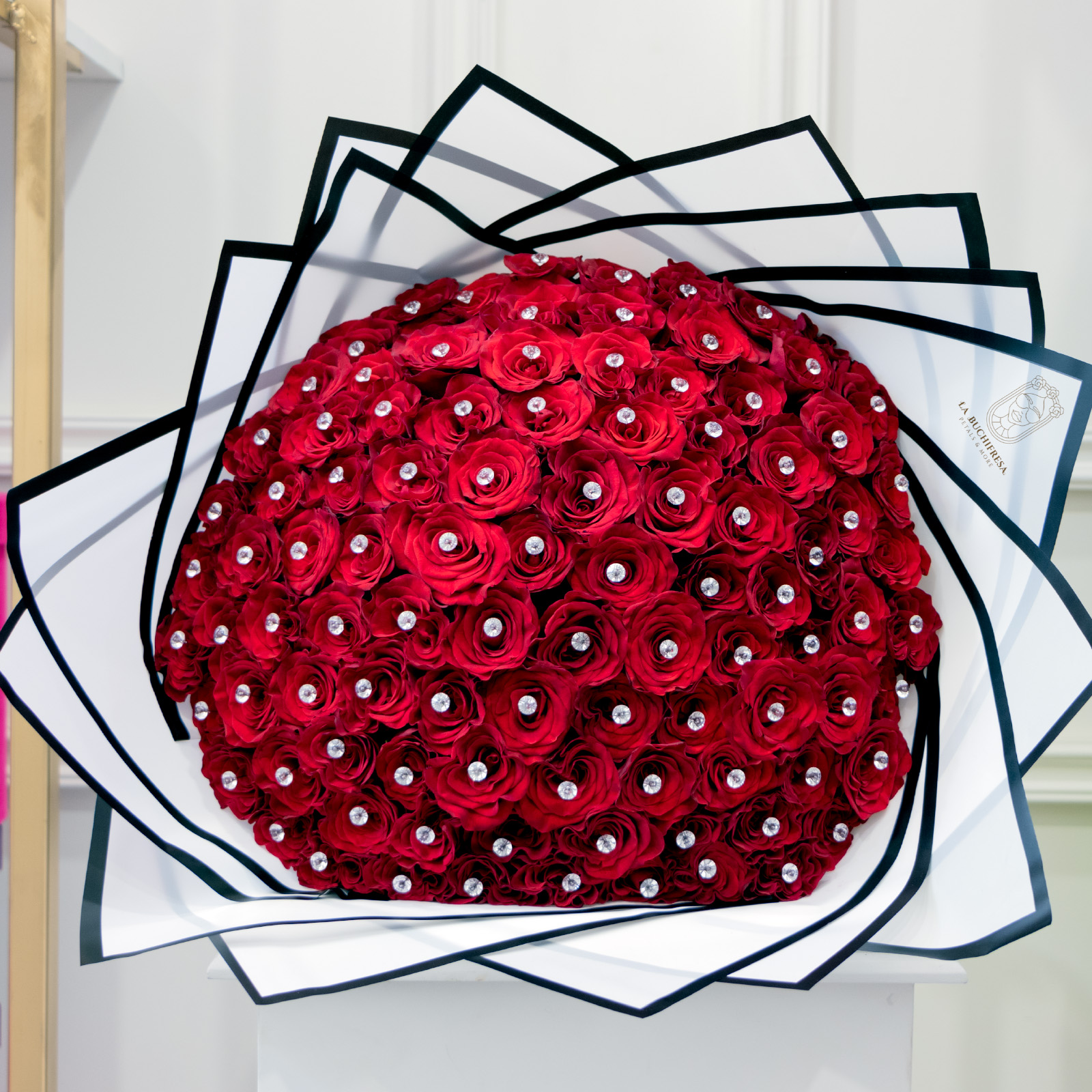 Ramo de 100 rosas rojas premium con 100 pines de diamante envuelto en papel coreano y liston