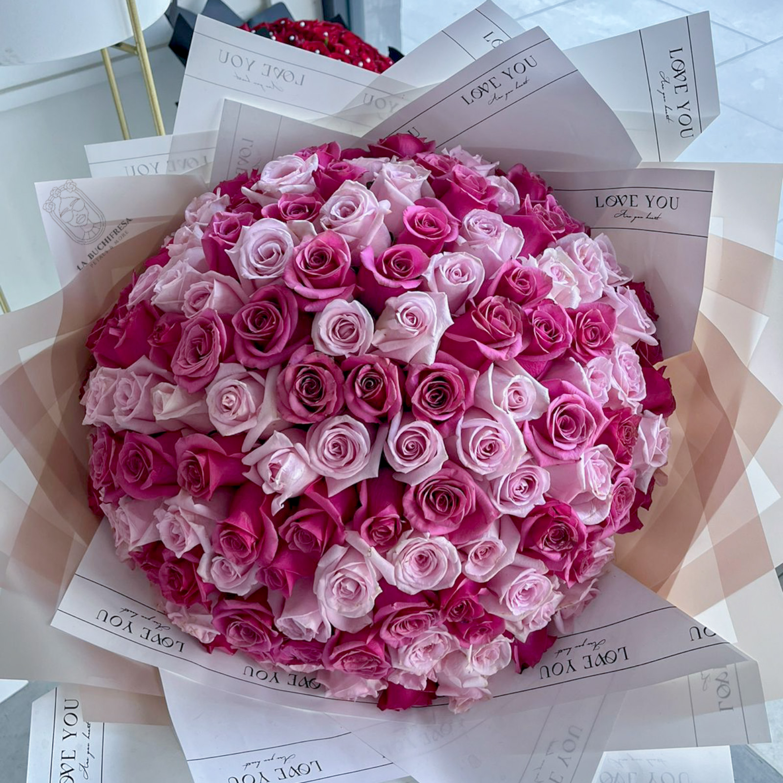 Ramo de 100 rosas rositas premium envuelto en papel coreano y liston