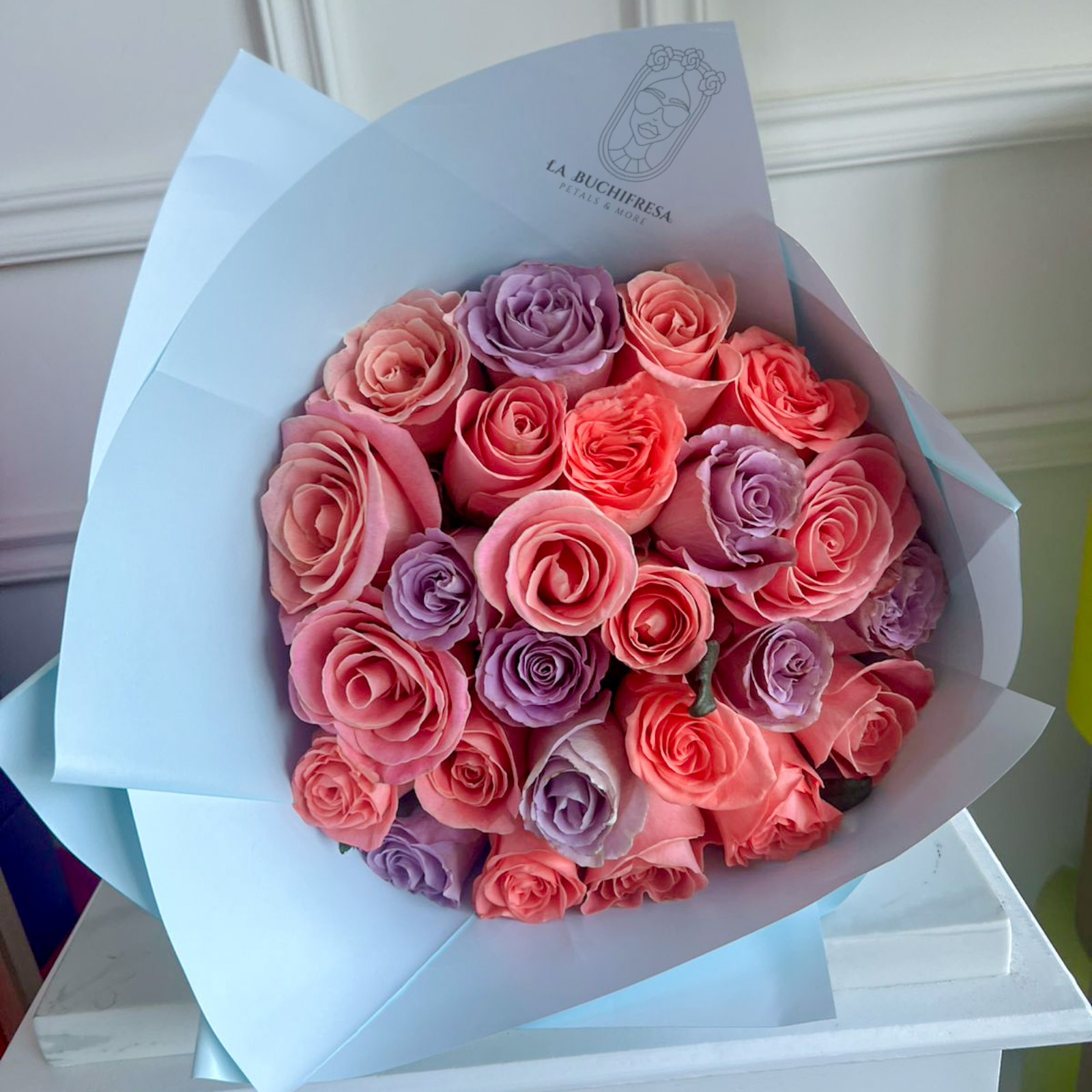 Ramo de 25 rosas colores morado y salmon premium envuelto en papel coreano y liston