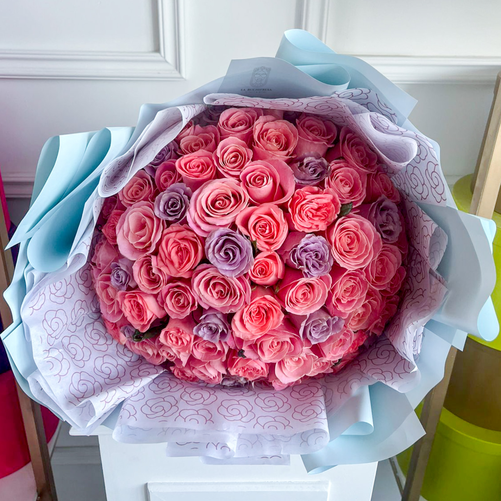 Ramo de 25 rosas colores morado y salmon premium envuelto en papel coreano y liston