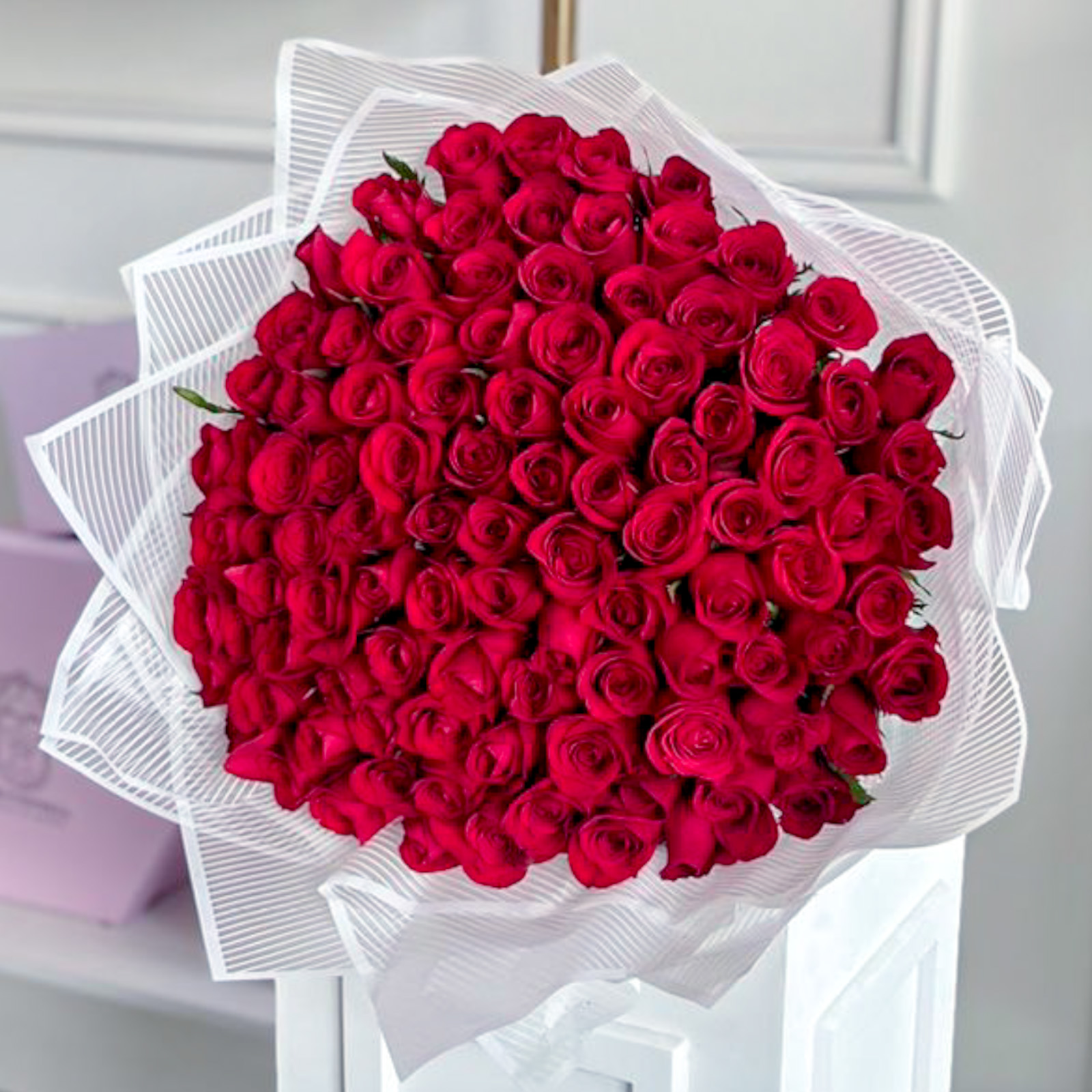 Ramo de 100 rosas rojas premium con papel coreano y listón