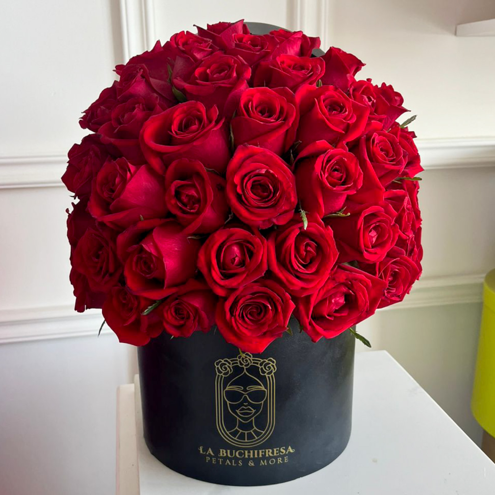 Media esfera de 50 rosas rojas premium sobre black circular box