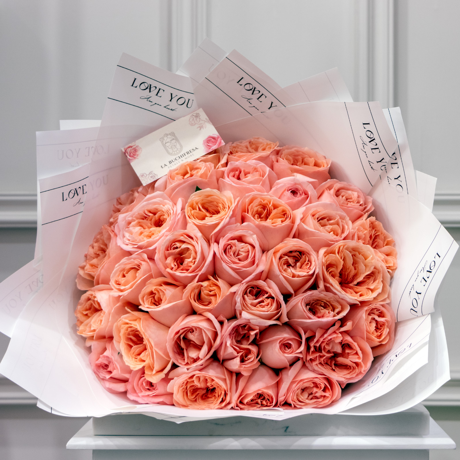 Ramo de 35 rosas inglesas rositas envuelto en papel coreano y liston