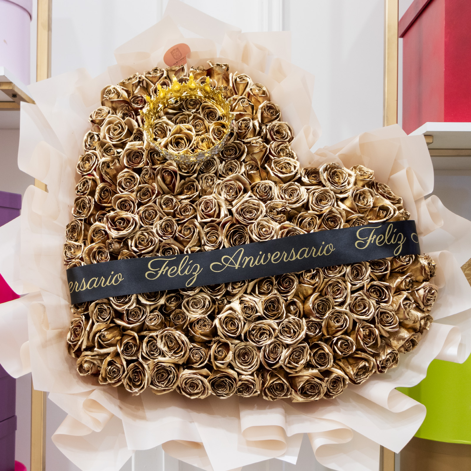 Ramo de 200 golden roses premium en forma de corazon con una corona dorada envuelto en papel coreano y liston con un moño