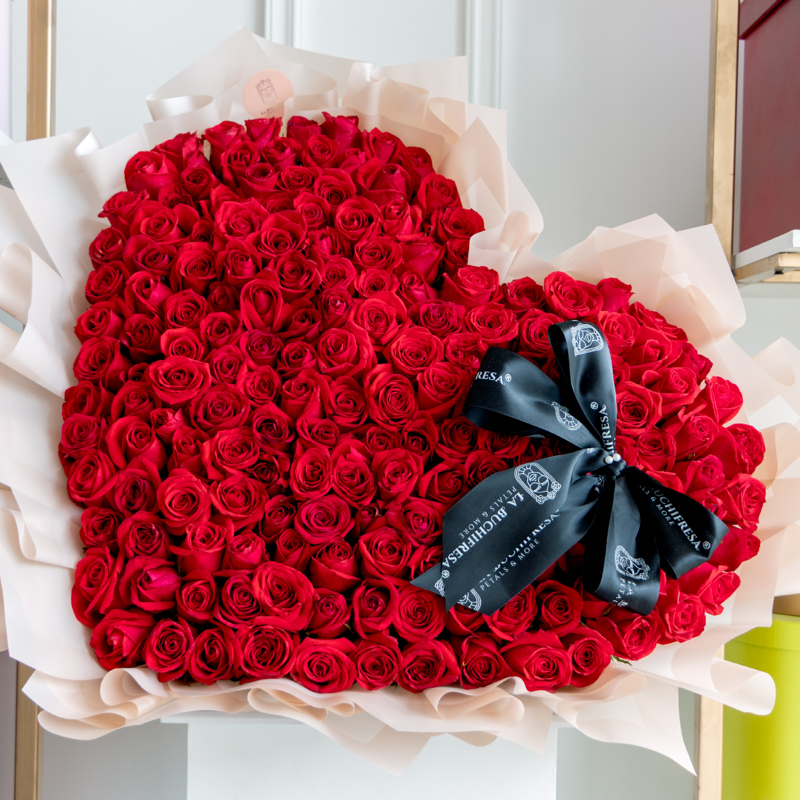 Ramo de 200 rosas rojas premium en forma de corazon envuelto en papel coreano y liston con un moño