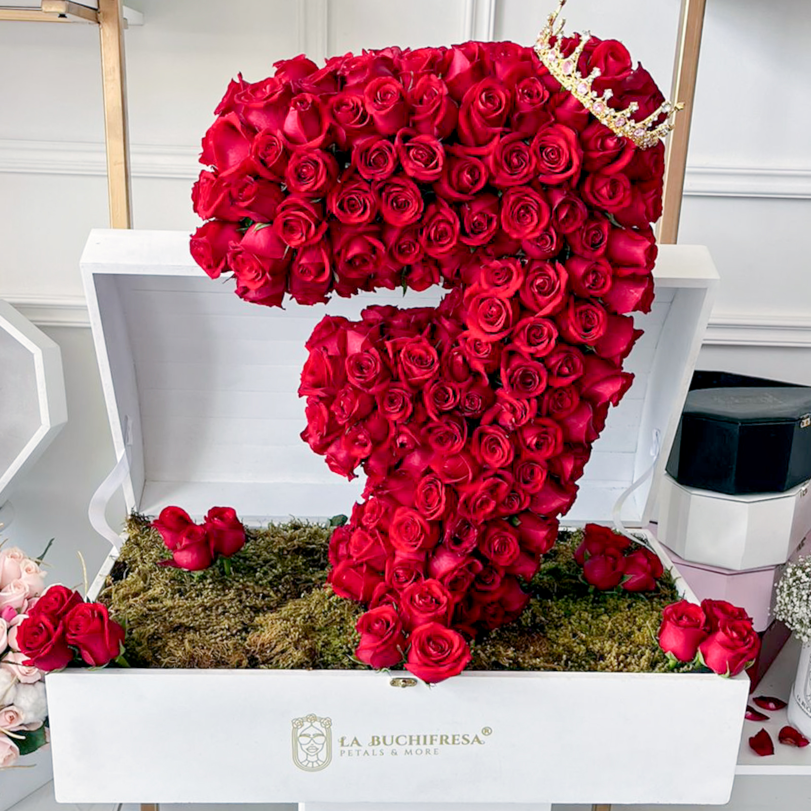 Escultura en forma de numero de 250 rosas rojas premium con corona dorada arriba en baul grande blanco (aprox de 70 cm de alto)