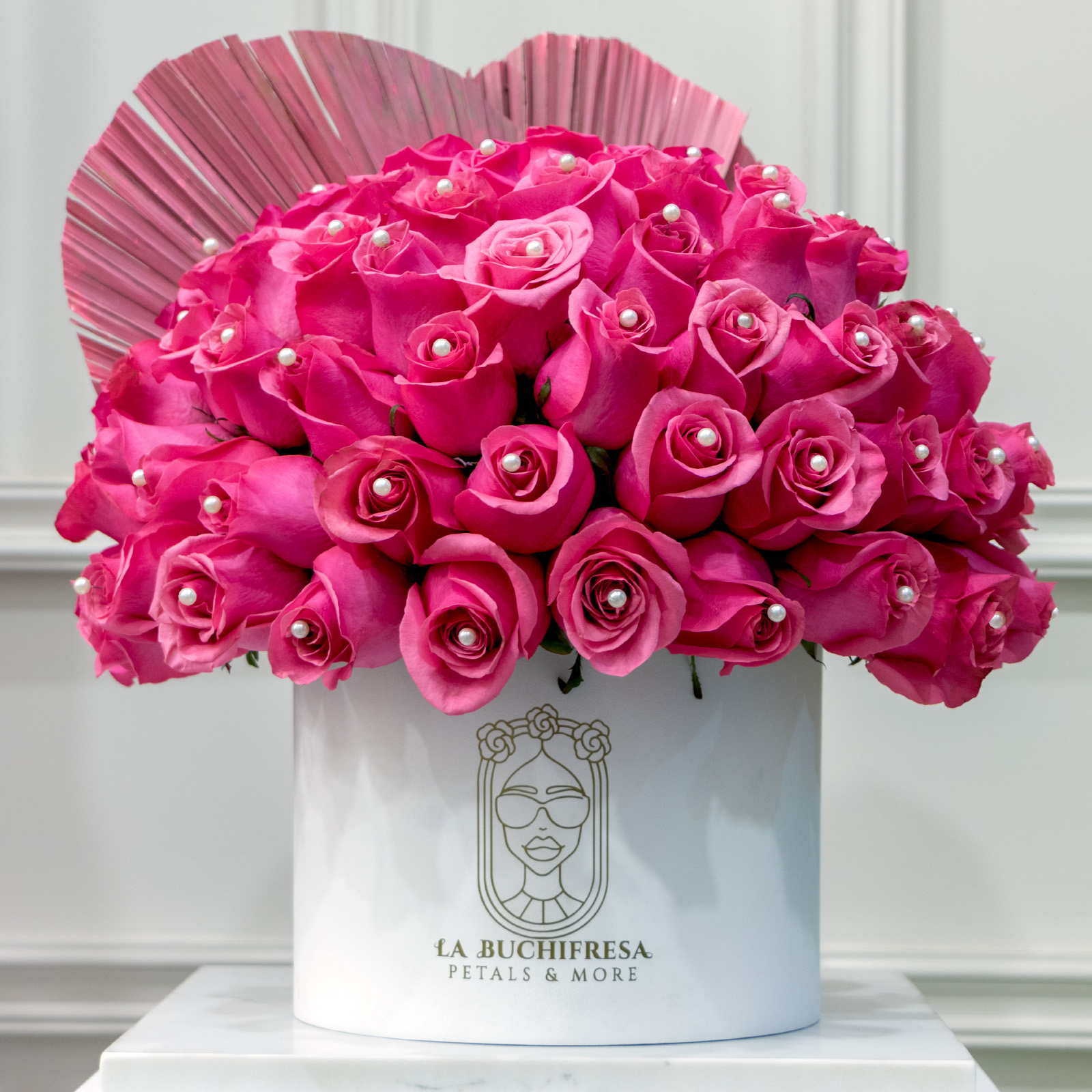 Media esfera de 75 rosas rositas con 75 pines de perlas y 2 abanicos rosas
