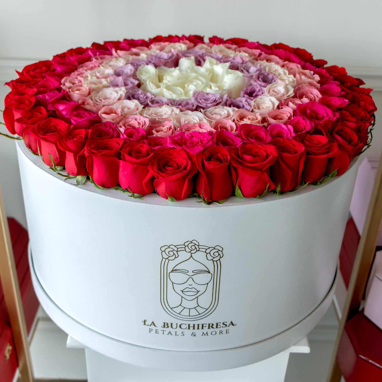 Arreglo de 125 rosas premium de colores variados al ras sobre circular white box