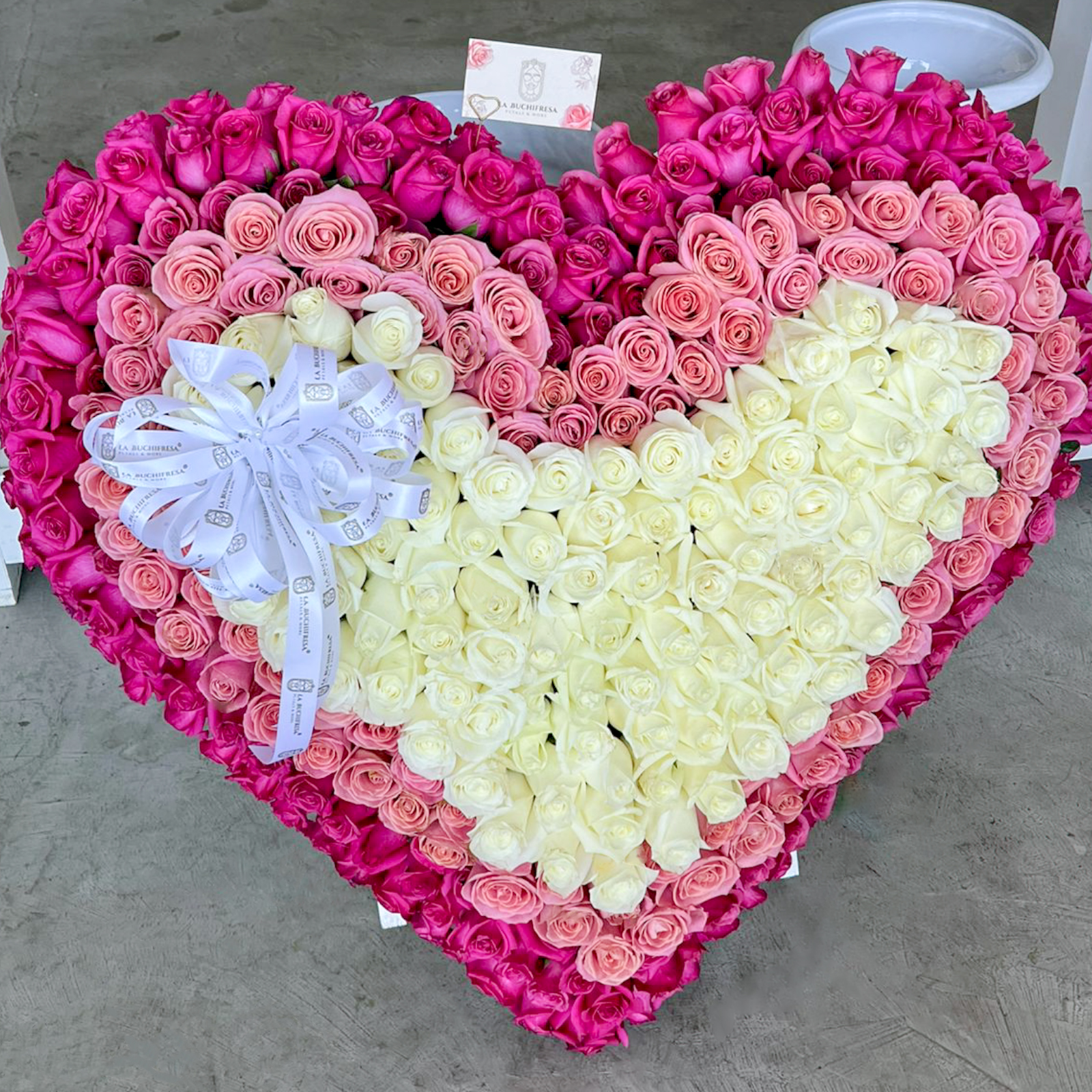 Estructura en forma de corazon de 3 capas hecho de 400 rosas blancas